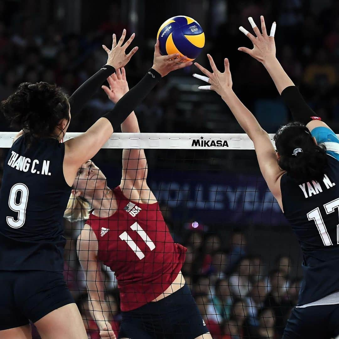 USA Volleyballさんのインスタグラム写真 - (USA VolleyballInstagram)「@usavwnt was on 🔥 today! @teamusa stunned host and Olympic champion China in a convincing 3-0 @FIVBVolleyball #VNL win as Michelle Bartsch-Hackley and Kelsey Robinson score 20 points each. USA now 9-3 overall heading into final VNL prelim week.  For the full recap, click our bio 🔗.」6月14日 0時19分 - usavolleyball