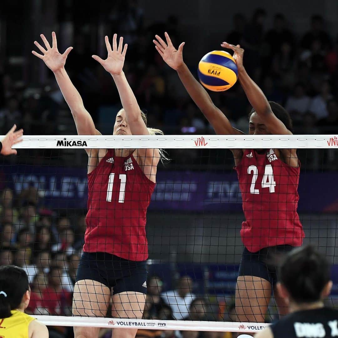 USA Volleyballさんのインスタグラム写真 - (USA VolleyballInstagram)「@usavwnt was on 🔥 today! @teamusa stunned host and Olympic champion China in a convincing 3-0 @FIVBVolleyball #VNL win as Michelle Bartsch-Hackley and Kelsey Robinson score 20 points each. USA now 9-3 overall heading into final VNL prelim week.  For the full recap, click our bio 🔗.」6月14日 0時19分 - usavolleyball
