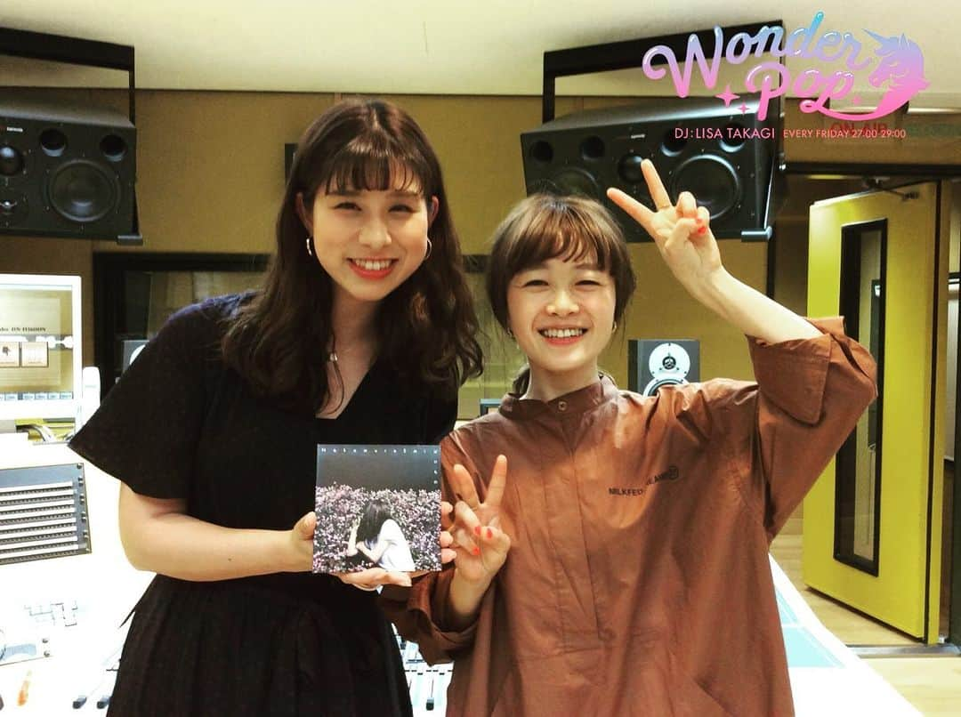 高樹リサさんのインスタグラム写真 - (高樹リサInstagram)「. 先週の #FM802 WONDER POP🦄 . 4時台はNakamura Emiさんをお迎えしました。ニューシングル"ばけもの"についてたっぷりとお話。タイトルの印象とは裏腹に癒しと愛情の波が押し寄せてくる。一度聴くだけで心の拠り所を見つけた気がしてセラピー気分。大好きな曲。 女性だから、男性だから、そんな言葉に振り回されたり考えすぎたり、なんかちょっと疲れたりする時もあるけど、どっちも素晴らしくて大切だから、私は私で頑張ろうと思えた。 ご褒美はもちろん🍫😊 . #radiko タイムフリーは明日まで^ ^ #802わんだー #NakamuraEmi」6月14日 0時23分 - lisalisa_takagi