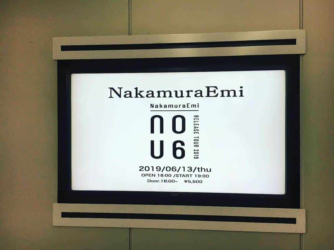 高樹リサさんのインスタグラム写真 - (高樹リサInstagram)「そして今夜はNakamura  Emiさんのライブへ。なんでもっと早く観に来なかったんだろうかと、悔しくなるくらい素晴らしいライブだった。 前から耳にしていた"小さな巨人"そのもので納得。 ご自身の素直な気持ちをあんなに優しく、穏やかに伝えられるってすごいなぁ。 会場にいる１人１人に語りかけるように歌うEmiさんの歌声、姿はきっとどれだけステージから離れていようとも届くんだろうなぁと。胸いっぱい😊 . #FM802」6月14日 0時24分 - lisalisa_takagi