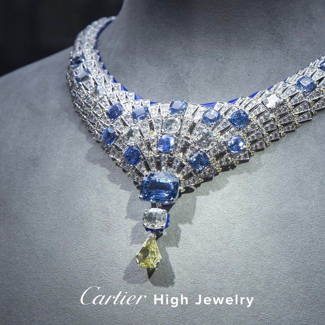 カルティエさんのインスタグラム写真 - (カルティエInstagram)「Blue sapphires, yellow diamonds and lapis lazuli spark light from another world in this #CartierMagnitude necklace worn by #lilycollins at the #CartierHighJewelry Gala in London. #HighJewelry」6月14日 0時25分 - cartier