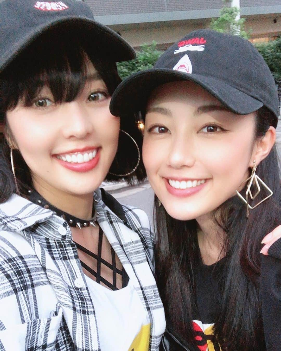 早瀬英里奈さんのインスタグラム写真 - (早瀬英里奈Instagram)「福岡から三女の詩織が住む大阪へ寄り道🚄✨ ・ ２日目の夜は久々に姉妹でゆる〜いゆる〜いインスタライブを📱💫 ・ 途中、スタジオから次女の舞佳も映像で参加したので、約一年ぶりの博多三姉妹ライブでした❤️💙💛 ・ 参加して下さった皆さん、ありがとうございました🌸🌸🌸✨ ・ ・ ・ #福岡 #大阪 #博多三姉妹 #長女 #次女 #三女 #インスタライブ #早瀬英里奈 #erinahayase」6月14日 0時27分 - erina.hayase