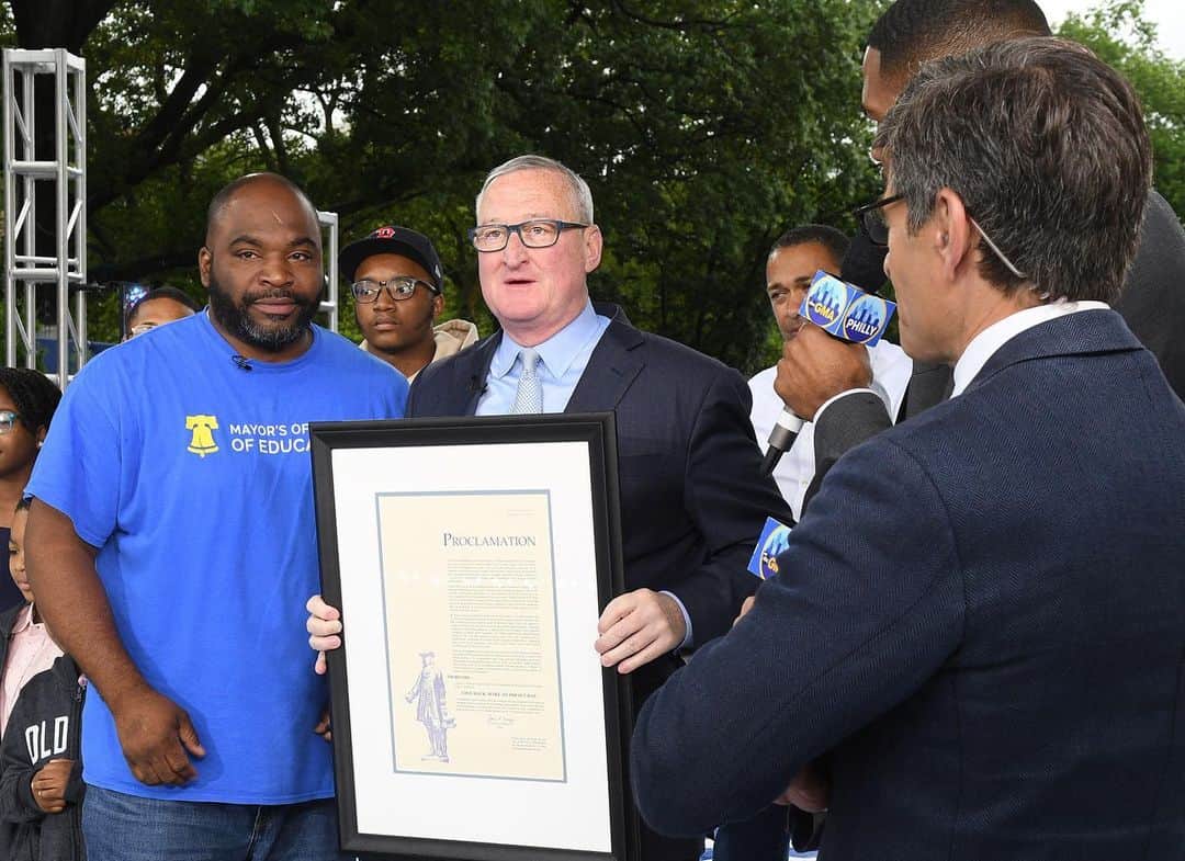 Good Morning Americaさんのインスタグラム写真 - (Good Morning AmericaInstagram)「Such an emotional moment honoring selfless Philadelphia dad Charles Reyes with a trip to Aruba and a $20K food bank donation. The @phillymayor also proclaimed June 13th “Give Back, Make an Impact Day” in the city of Philadelphia. Thank you for all that you do, Charles!」6月14日 0時31分 - goodmorningamerica
