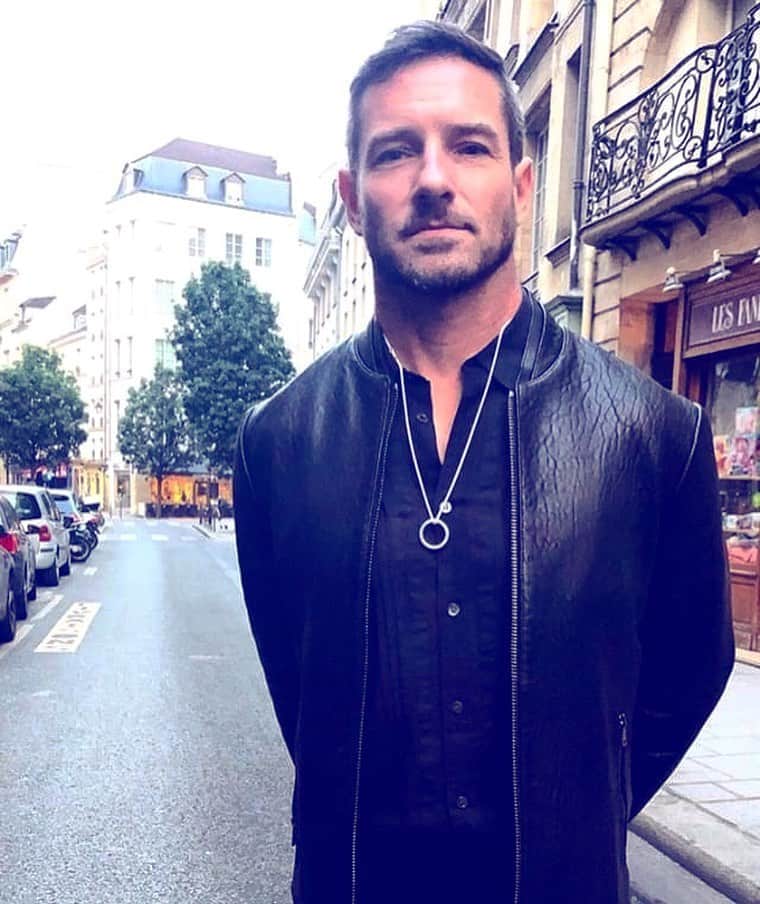 イアン・ボーエンのインスタグラム：「Give me a ring and I’ll put my keys on it.」