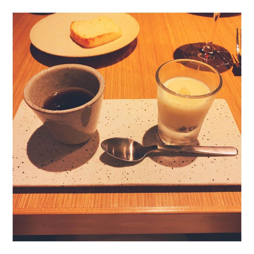 森咲樹さんのインスタグラム写真 - (森咲樹Instagram)「＊﻿ ﻿ 以前「森teaブログ」で知り合った、﻿﻿﻿ 遠州茶道宗家 宗翔さん(小堀優子さん)と、﻿﻿﻿ 久々にお食事へ🍴💕💕﻿﻿﻿ ﻿﻿﻿ お食事の前に、贅沢なことに、﻿﻿ 優子さんが抹茶を点てて下さいました✨﻿﻿﻿ ﻿﻿﻿ 素敵な掛け軸とお花の説明もして頂き、﻿﻿﻿ 美味しい抹茶も頂き、和みました。﻿﻿﻿ ﻿﻿﻿ 五感全てで、茶道を楽しんできましたよっ☺️﻿﻿﻿ ﻿﻿﻿ 本当に、あたたかく、幸せな時間でした☺️💐﻿﻿﻿ ﻿﻿﻿ お食事は、私のリクエストで、フレンチ🇫🇷🍴💕💕﻿﻿﻿ ﻿﻿﻿ オシャレすぎる〜🍴🇫🇷🇫🇷﻿﻿﻿ ﻿﻿﻿ ご馳走さまでした🙇🏻‍♀️💕﻿﻿﻿ ﻿﻿﻿ 優子さんは、茶道は勿論、﻿﻿﻿ ラクロス全日本選手権大会で優勝されたこともある、アスリートです！﻿﻿﻿ まさに、静と動！﻿﻿﻿ 多才で、凛としていて、チャーミングで、﻿﻿﻿ 尊敬するお姉様です🥰🥰﻿﻿﻿ ﻿﻿﻿ ﻿﻿﻿ ﻿﻿﻿ #遠州流茶道 #遠州茶道宗家 #抹茶 #matcha #茶道 #フレンチレストラン #神楽坂フレンチ #神楽坂chouchou #ラクロス #ラクロス女子 #lacrosse #lacrossegirls #teaceremony #ceremonieduthe #idole #idol #uugirl #upupgirls #upupgirlskakkokari」6月14日 0時35分 - mori_saki_official