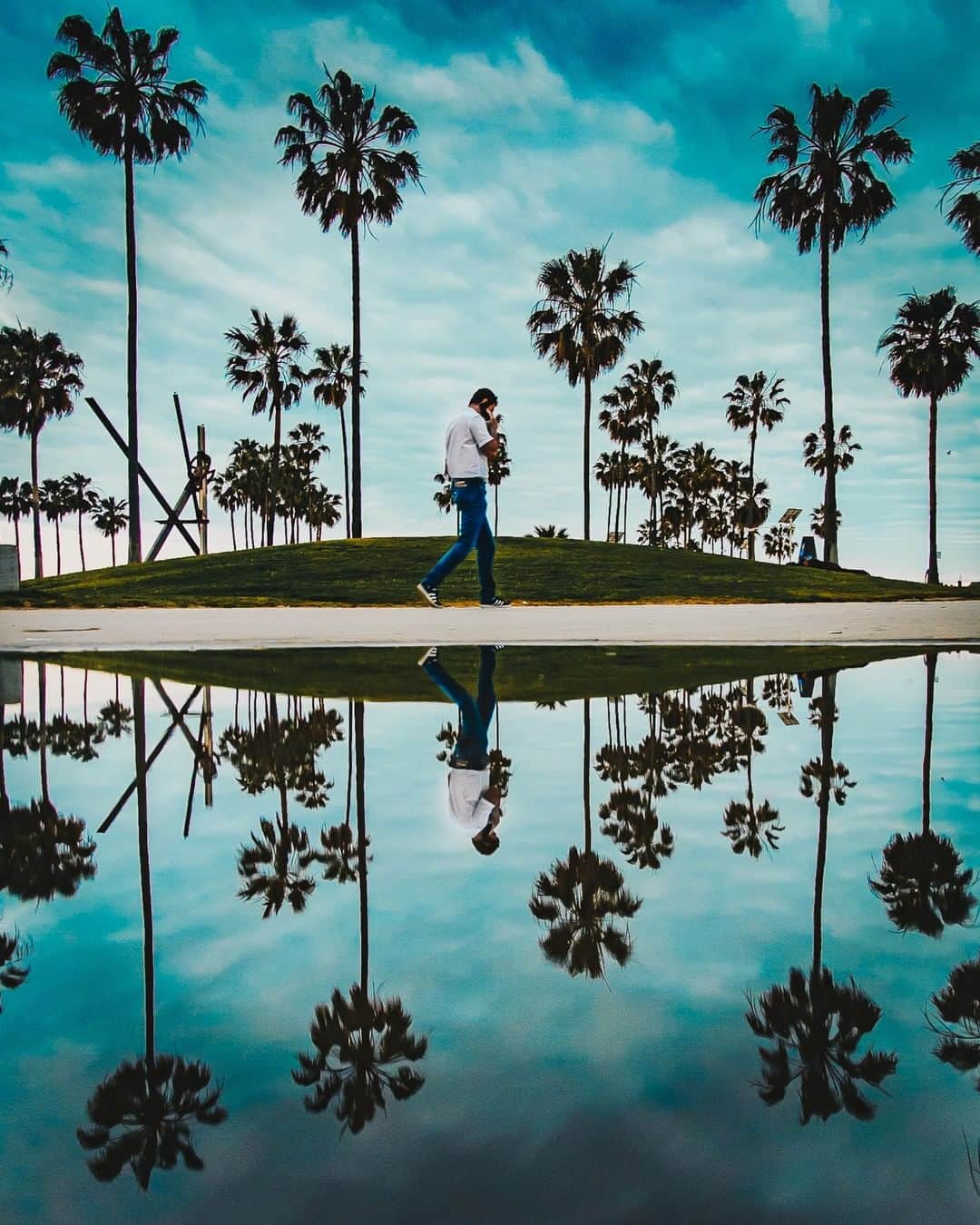 Canon UKさんのインスタグラム写真 - (Canon UKInstagram)「Could any other image scream 'summer' louder than this? The perfect #reflectiongram, captured by @87shots.  Camera: EOS 5D Mark III | Lens: EF 24-105mm f/4L IS USM | Shutter Speed: 1/80 | Aperture: f/4 | ISO 1250」6月14日 0時41分 - canonuk