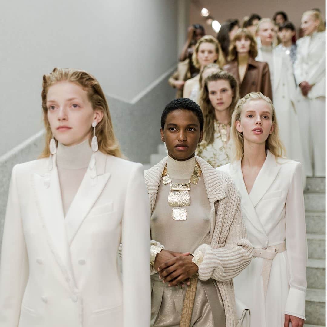 Fashion Weekさんのインスタグラム写真 - (Fashion WeekInstagram)「A sea of neutrals as models line up before taking the runway for #MaxMaraResort20. The collection showed at Neues Museum in Berlin, who's history inspired the collection. ⠀⠀ 📸 @maxmara」6月14日 0時42分 - fashionweek
