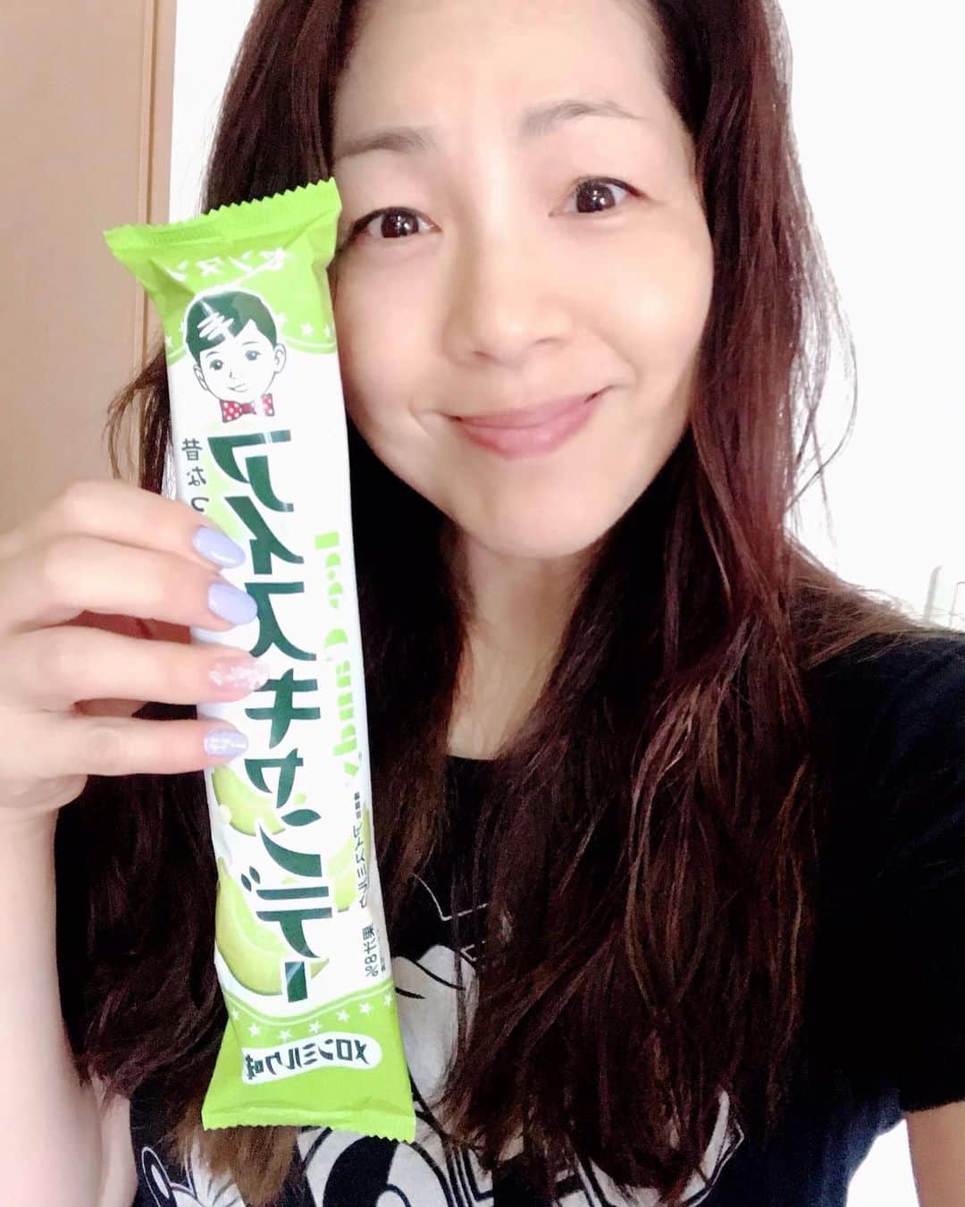 井上貴子のインスタグラム：「今日は暑かったな。 最近はまっているアイス。 メロンミルクって…マヂ神⭐️ 毎日食べたい（笑）  ハマっていると言えばネイル！  ネイリストが置いていってくれたジェル以外の色のものを購入^ ^  しかも会員制のネイリストしかいないようなショップで いけしゃーしゃーと買ってきた（笑）  上手じゃない？？ さて べにひおだけど。  お散歩できる時間が 午前中だったけどぴーかん☀️で。  足がヤケドしたら大変なので バギーで日陰だけ歩かせるというお散歩をしてきたんだ^ ^  うしろからの振り向きショットを撮りたかったんだけど。  なかなか2人では向いてくれず。  何枚か撮ったけど 2人振り向きは無かった…トホホ。  明日からべにひおは お泊りに行くので  夕方には2人をお風呂にいれた。  べにひおちゃん^ ^ イビキかいて熟睡しとります！  冷凍庫にアイスのストックあるんだけどなぁ…  ガリガリくんもあるんだけどなぁ… 大人の和梨味のやつー。  今日はやめておこう。  たぶん…  きっと…  Happyで^ ^  #井上貴子  #LLPWX #女子プロレス #紅緒と柊音 #トイプードル #ネイル #おさんぽ」