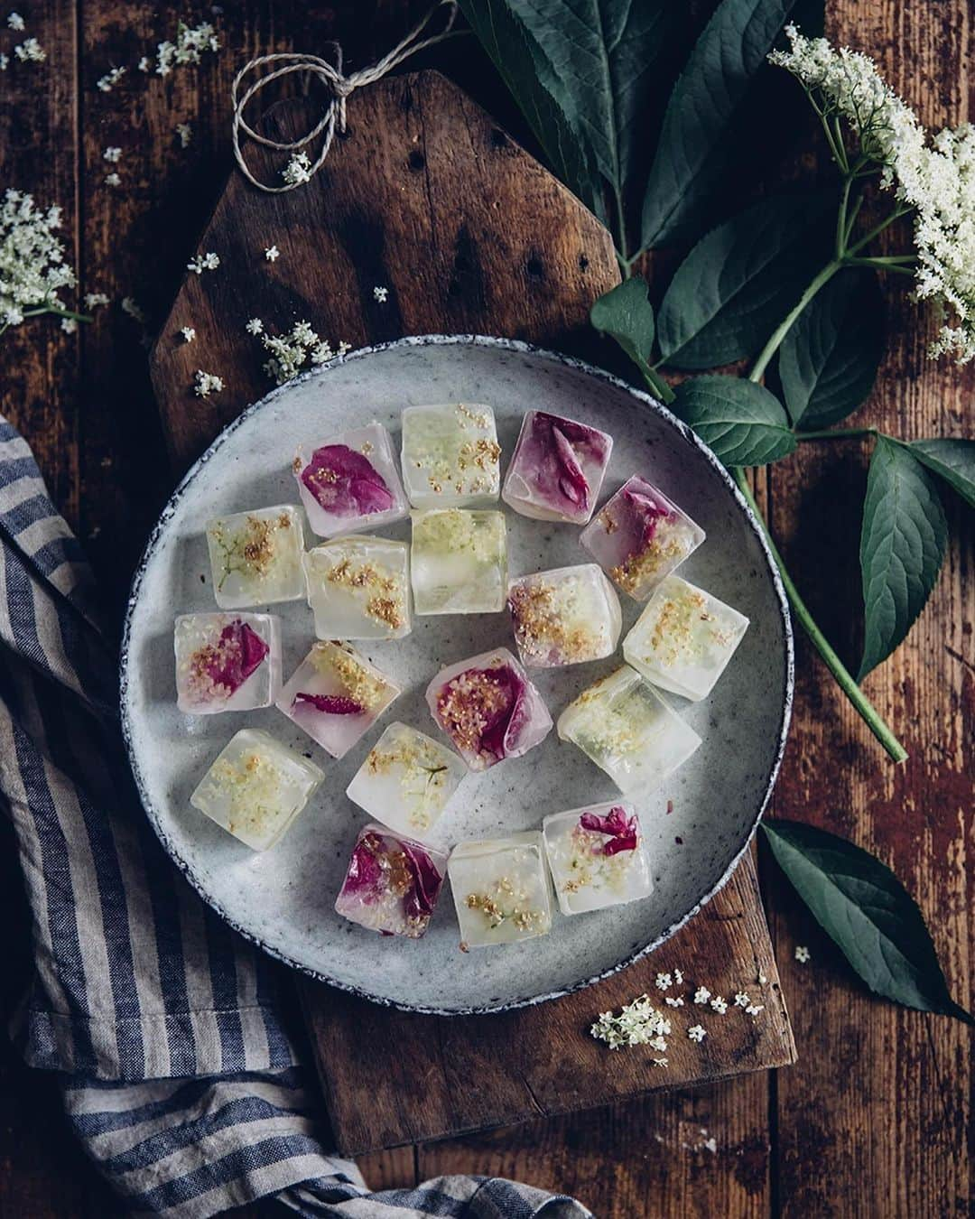 Our Food Storiesさんのインスタグラム写真 - (Our Food StoriesInstagram)「The elderflowers are still in full bloom, so go and make this wonderful elderflower-syrup or beautiful ice cubs 🤗🌿 Get the recipe on the blog, link is in profile. #ourfoodstories_countryside  ____ #countrysidelife #gatheringslikethese #gardeninspiration #gardeninspo #elderflower #elderflowersyrup #holunderblütensirup #germanfoodblogger #foodstylist #foodphotographer #fellowmag #simplejoys #saveurmag #syrups #momentsofmine」6月14日 0時43分 - _foodstories_