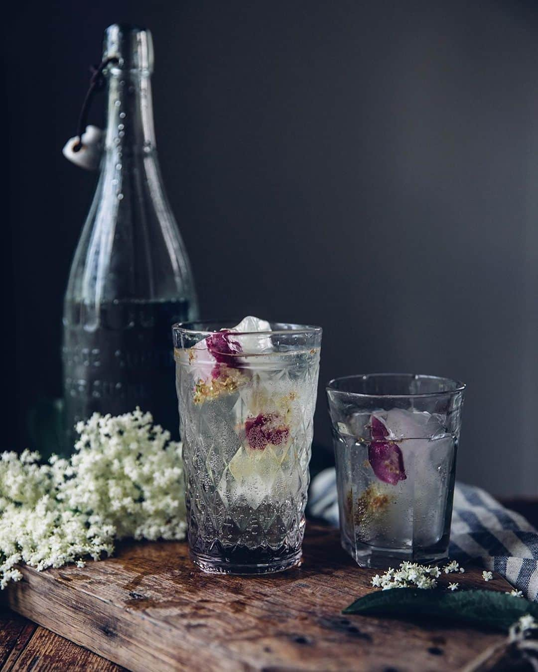 Our Food Storiesさんのインスタグラム写真 - (Our Food StoriesInstagram)「The elderflowers are still in full bloom, so go and make this wonderful elderflower-syrup or beautiful ice cubs 🤗🌿 Get the recipe on the blog, link is in profile. #ourfoodstories_countryside  ____ #countrysidelife #gatheringslikethese #gardeninspiration #gardeninspo #elderflower #elderflowersyrup #holunderblütensirup #germanfoodblogger #foodstylist #foodphotographer #fellowmag #simplejoys #saveurmag #syrups #momentsofmine」6月14日 0時43分 - _foodstories_