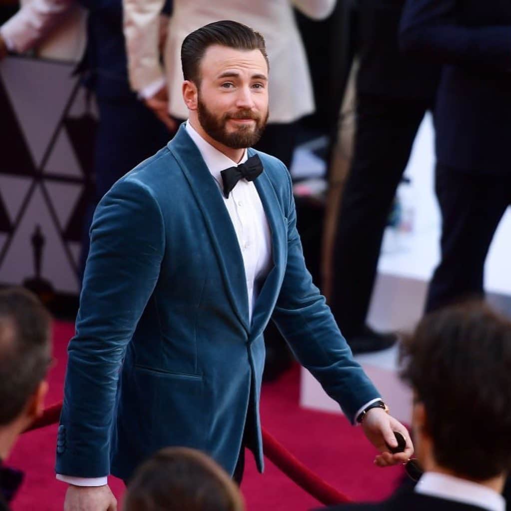 E! Onlineさんのインスタグラム写真 - (E! OnlineInstagram)「Our boss said we have to slow our roll on posting thirst traps of Chris Evans just for fun, BUT it’s his birthday so we’re pushing boundaries and gifting you this gallery of 🔥. (📷: Getty Images)」6月14日 0時55分 - enews