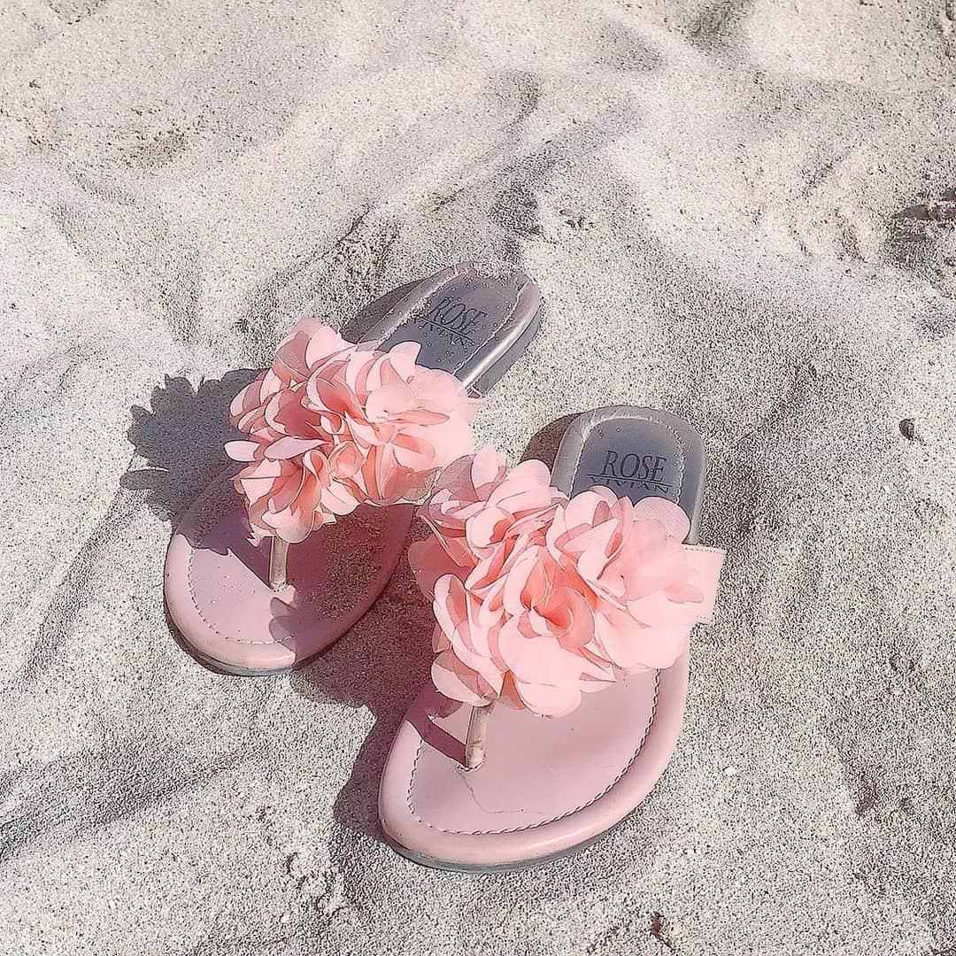 北村真姫さんのインスタグラム写真 - (北村真姫Instagram)「「beach🏖」﻿ ﻿ ﻿ 海っていう海に何十年ぶりに﻿ 入ってぷかぷかしてたんだろう…🤔﻿ おしごとでは海行くことあったけど﻿ 海に入って遊んだのは学生ぶりくらい🤭！﻿ ﻿ 現地の人がすごい話しかけてきてくれて、﻿ 亀🐢いるよ！ってゴーグル渡してきて﻿ 「みてごらん！」って言ってきてくれたり﻿ たのしかった。﻿ シェラトンのビーチには﻿ ウォータースライダーもあったり、﻿ ホテルごと違うんだなって🙂🙂🙂﻿ ﻿ ﻿ #海 #summer #夏 #サンダル #水着 #ビーサン #ビキニ #ウミガメ #Hawaii #ハワイ #ピンク #pink #花柄 #ゴーグル #ホテル #beach #ビーチ #浜辺 #まきてぃ #北村真姫」6月14日 0時48分 - kitamura__maki