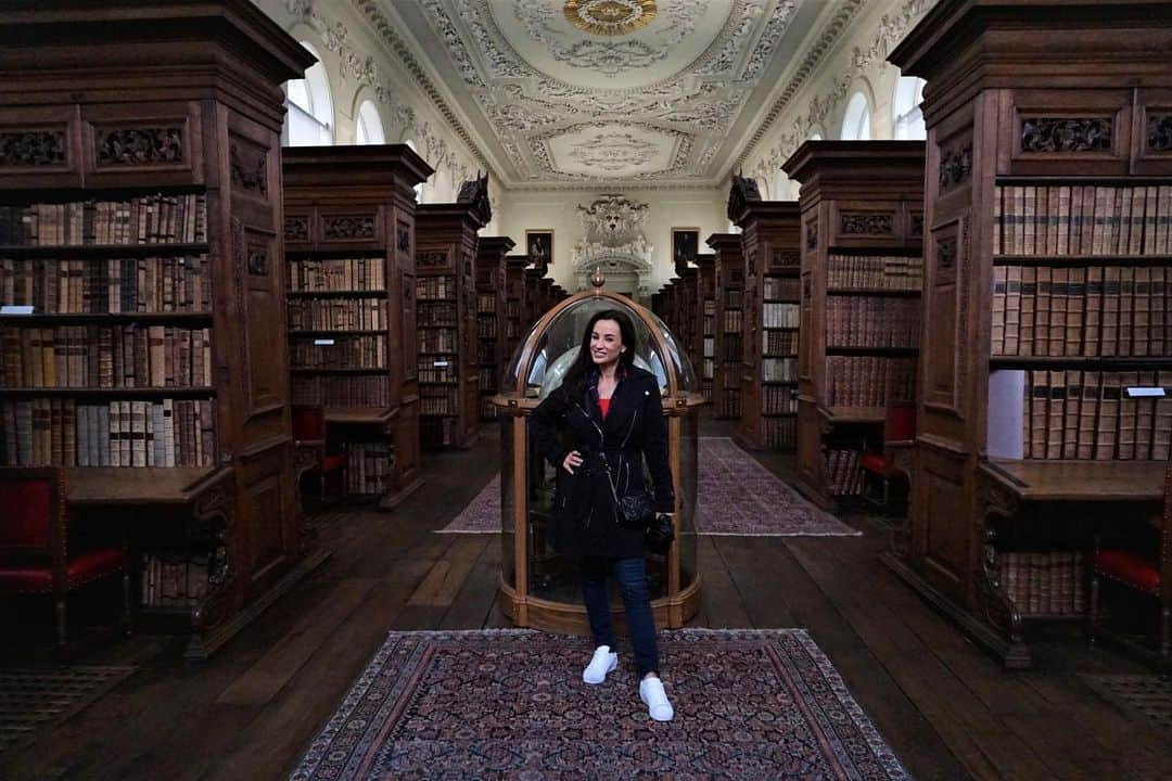 リサ・アンさんのインスタグラム写真 - (リサ・アンInstagram)「Today I got an amazing tour of @theoxfordunion & the Old Library was one of my favorite stops. So rich in history & so peacefully quiet! Tonight is the debate! #oxfordunion」6月14日 0時49分 - thereallisaann