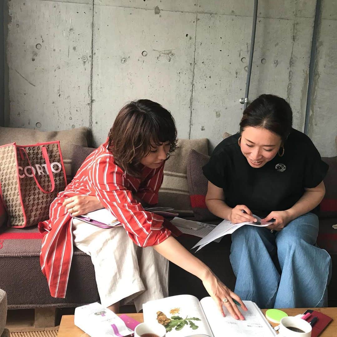 風間ゆみえのインスタグラム：「フランスから帰国してすぐにフィトセラピーセミナーの打ち合わせ〜！ ようやくスタートします‼︎😆✨ 詳しくは6月20日あたりにお伝えできそうです^_^‼︎ セミナーの日程は8月5日夕方からを予定しています‼︎‼︎ #植物療法士 #フィトセラピー  #初セミナー #女性の不調について #頭痛や生理痛 #不調は持ち物じゃない  #yumie_k_style」