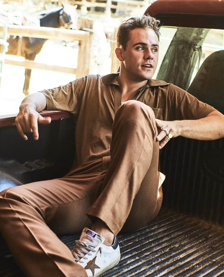MR PORTERのインスタグラム：「In this week's #MRPORTERJournal we are celebrating the strange. We went riding with Mr @dacremontgomery (you might recognise him from Stranger Things) and found out just what it's like to go from on-screen bad guy to IRL heartthrob. This week's issue also features a guide to bohemian dressing and a celebration of dad style. Told you it was a bit strange. ⠀ -⠀ Head to the link in bio. to read the full issue first. #MRPORTER⠀ -⠀ Photography by Mr @john_balsom」