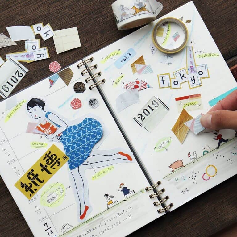 手紙社さんのインスタグラム写真 - (手紙社Instagram)「【「紙博 in 東京 vol.3 紙博スクラップ大賞」 募集中！】 6月1日より募集を開始している「紙博 in 東京 vol.3 紙博スクラップ大賞」 。紙博でゲットした戦利品を使ったり、チケットを貼ったり、フライヤーを切って貼ってみたり…あなたらしくまとめた、紙博のスクラップを募集中です！　これまでInstagramに紙博のスクラップをアップしたことがある方は、その投稿にハッシュタグ「#紙博スクラップ大賞」をつければ応募完了！　もちろん、新しく投稿していただいても構いません！　選ばれた方にはささやかなプレゼントもご用意しておりますので、ぜひみなさんお気軽にご参加くださいね！ ▶︎応募要項はプロフィール「@kamihaku2019」のリンクより、公式サイトの「BLOG」ページへ！ . #手紙社#手紙舎#tegamisha#紙博#kamihaku#紙博in東京#浅草#紙もの#ペーパーアイテム#スクラップ#コラージュ#紙博スクラップ大賞」6月13日 15時59分 - tegamisha