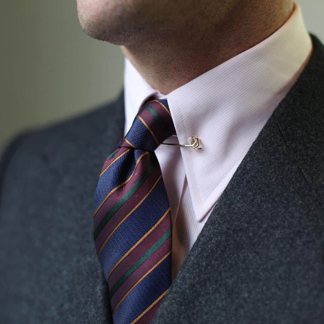 エドワード セクストンさんのインスタグラム写真 - (エドワード セクストンInstagram)「Pink stripes so soft they’re almost white. Our hairline stripe pin collar shirt, finished with a pointed collar and deep double-cuffs. Perfect with dark flannel or worsted and a repp stripe tie. . #EdwardSexton #Luxury #BritishStyle #Handmade #Menswear #BespokeTailoring #Accessories #Timeless #Tailored #TheSextonLook」6月13日 15時59分 - edwardsexton
