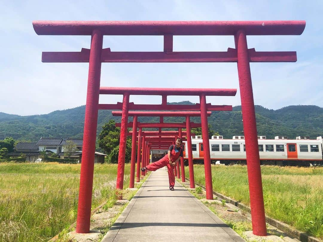 近藤夏子さんのインスタグラム写真 - (近藤夏子Instagram)「電車と鳥居のコラボです⛩🚃 粟津稲生神社✨ なんと、参道の途中に線路があるという🛤すごいところ✨ 一畑電車がタイミングよく通るとこんな写真が撮れますよ❤️ スペシャルサンクス 森谷佳奈 @kana_moritani  #粟津稲生神社 #鳥居 #一畑電車 #映えスポット #島根県 #遣島使 #一畑電車の旅 #生たまごbang #近藤夏子の島根っここ行きんさい」6月13日 15時59分 - kondonatsuko