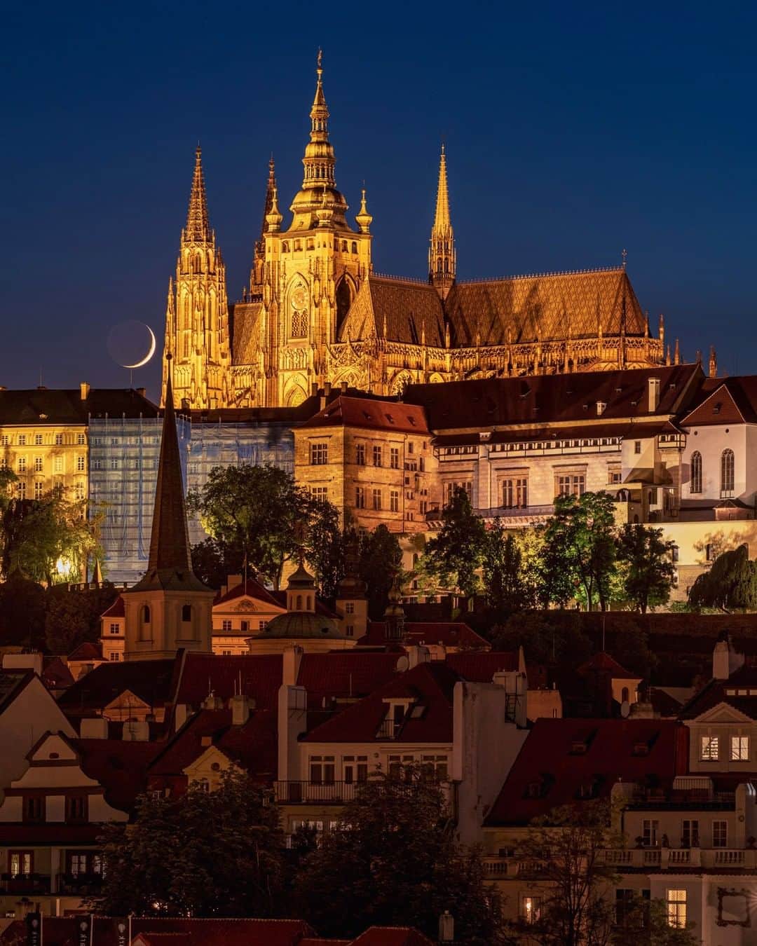 National Geographic Travelさんのインスタグラム写真 - (National Geographic TravelInstagram)「Photo by @BabakTafreshi | The new Moon sets in the sky of Prague. On the top of the hill, overlooking the city, sits the Prague Castle and its cathedral. I was on a quick visit to the magnificent World Heritages of Praha. ⁣Explore more of The World at Night photography with me @babaktafreshi. ⁣#worldheritage #newmoon #twanight #prague #praha」6月13日 16時00分 - natgeotravel