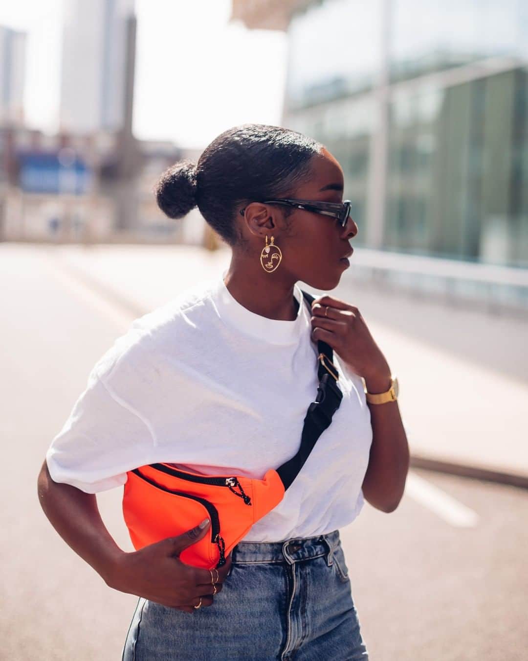 アクセサライズのインスタグラム：「From city style to festivals, our neon belt bag brings a sporty edge to any look. Whether worn round your waist or over your shoulder, it’ll keep your essentials within reach. 📷 @remiafolabi @moeez. 🔍 7906477100.  Tap the link in the bio to shop now.  #Accessorize #Accessorizer #festival」