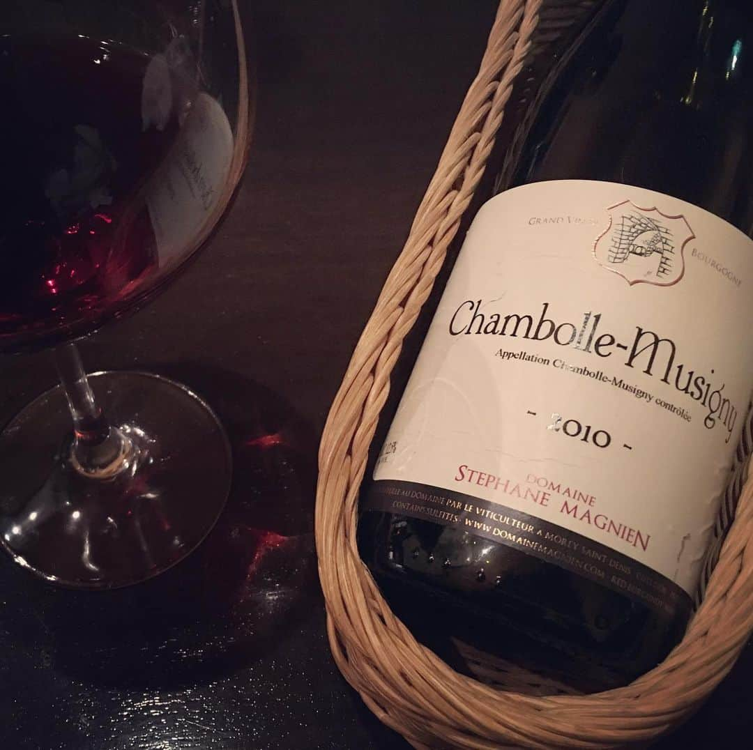 ひぐち君さんのインスタグラム写真 - (ひぐち君Instagram)「久しぶりにシャンボールミュジニー🍷 でも〆にはシャトージュンの甲州をいただきました🍷 #chambolemusigny 2010 #stephanemagnien #pinotnoir  #bourgogne  #france 🇫🇷 #シャトージュン #koshu 2018 #山梨県 #甲州市 #日本ワイン 🇯🇵 #japanesewine  #vinjaponais  #wine #vin #vino #winetime #winelover #instawine #wineexpert  #tokyo #品川 #アトレ品川」6月13日 16時11分 - higehiguchi