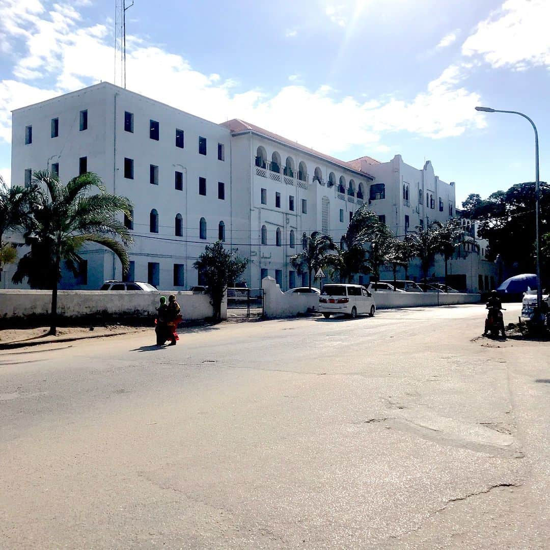 ブライアン・メイさんのインスタグラム写真 - (ブライアン・メイInstagram)「ZANZIBAR. Freddie’s birthplace.  Finally.  The hospital where Farrokh was born to Jer and Bomi Bulsara on the 5th September 1946.  And later his sister Kashmira in the same place.  It was a thrill for me to find it. 💥💥💥💥So did we do our friend justice in the recent movie we ‘uncled’ ?  Some of the comments on my previous post about the ‘accuracy’ of the Bohemian Rhapsody film make me realise that many people don’t understand what ‘accurate’ means in the context of a biopic - rather than a documentary.  Stop and think about it. You’re trying to portray 20 years in two hours of screen time.  And you have a story you want to tell about the emotional and spiritual journey of a man in the context of his family and friends, and his entire life’s work.  You want to tell the story honestly, decently, without avoiding any important issues, yet without gratuitous prurient detail. You want it to make sense to people of all races, colours, sexual proclivities and ages.  And, crucially, you want it to be entertaining, emotionally inspiring, or else why bother ?! Think about the vast amount of situations and millions of words actually spoken in that 20 years.  There is no way to  tell your story without compressing timescales, moving events around, condensing multiple conversations over years into single scenes, amalgamating characters, and basically LEAVING 99.9 per cent of what actually happened OUT !!! A few armchair critics think, by comparing the film’s narrative with scraps that they’ve picked up from press stories, unauthorised biographies, etc, that they see ‘mistakes’ ? I can assure you all that not a single, word, action, emotion in Bohemian Rhapsody is there by accident, or for any other reason than to provide an insight, a clue to the big picture, a brush stroke in a coherent portrait of a man and his life and dreams.  The fact that this movie has become by far the most successful biopic in history tells me that we - or actually the whole BR team - on the whole - got it right. 💥💥💥💥 Thanks for the overwhelming support so many of you folks have given me on this - I’m very touched.  I have great pals.  OK pals - we’ve all said our bit - shall we move on ? 😊 Bri」6月13日 16時09分 - brianmayforreal