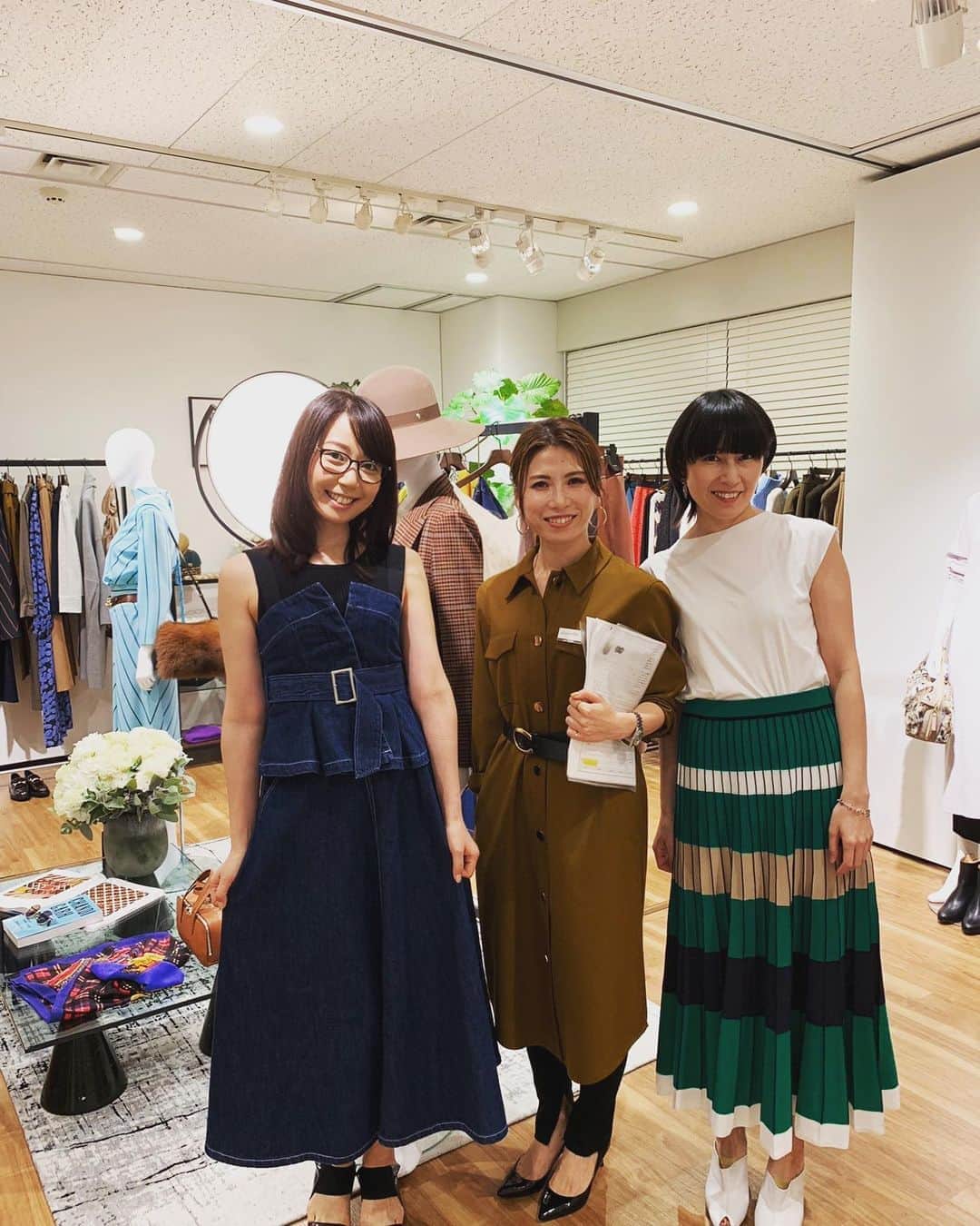 須黒清華のインスタグラム：「いつも衣装をお借りしているallureville(アルアバイル)の展示会にお邪魔しました✨ 同級生がデザイナーしてるんです😊 私が着ているセットアップも彼女のデザイン✨ 同級生の作った服を着て仕事ができるって、とっても幸せです〜‼︎ りささんのスカートもアルアバイル✨ #アルアバイル #allureville #衣装」