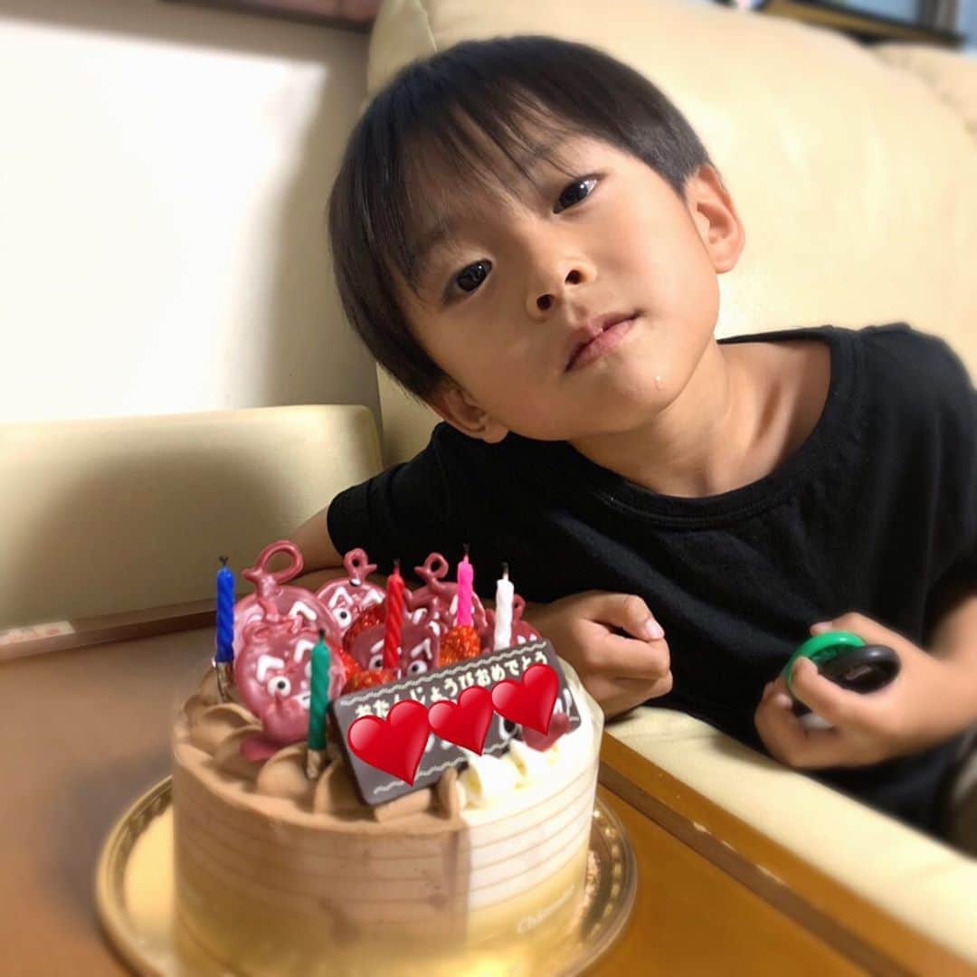 福長優のインスタグラム：「♡ 次男 happy birthday🧁 5歳だよ♡ ・ ・ すごく甘えん坊なのに 外ではしっかり者！ いわゆる猫かぶりボーイ🐱 かわいくて可愛くて まだ赤ちゃん扱いしちゃう❣️ ・ ・ #どんどん成長していく君が愛しい  #6月12日#次男#誕生日 ケーキは今ハマってる #けだまのゴンじろー  キャクターのみ手作り ww  おめでと♡♡」