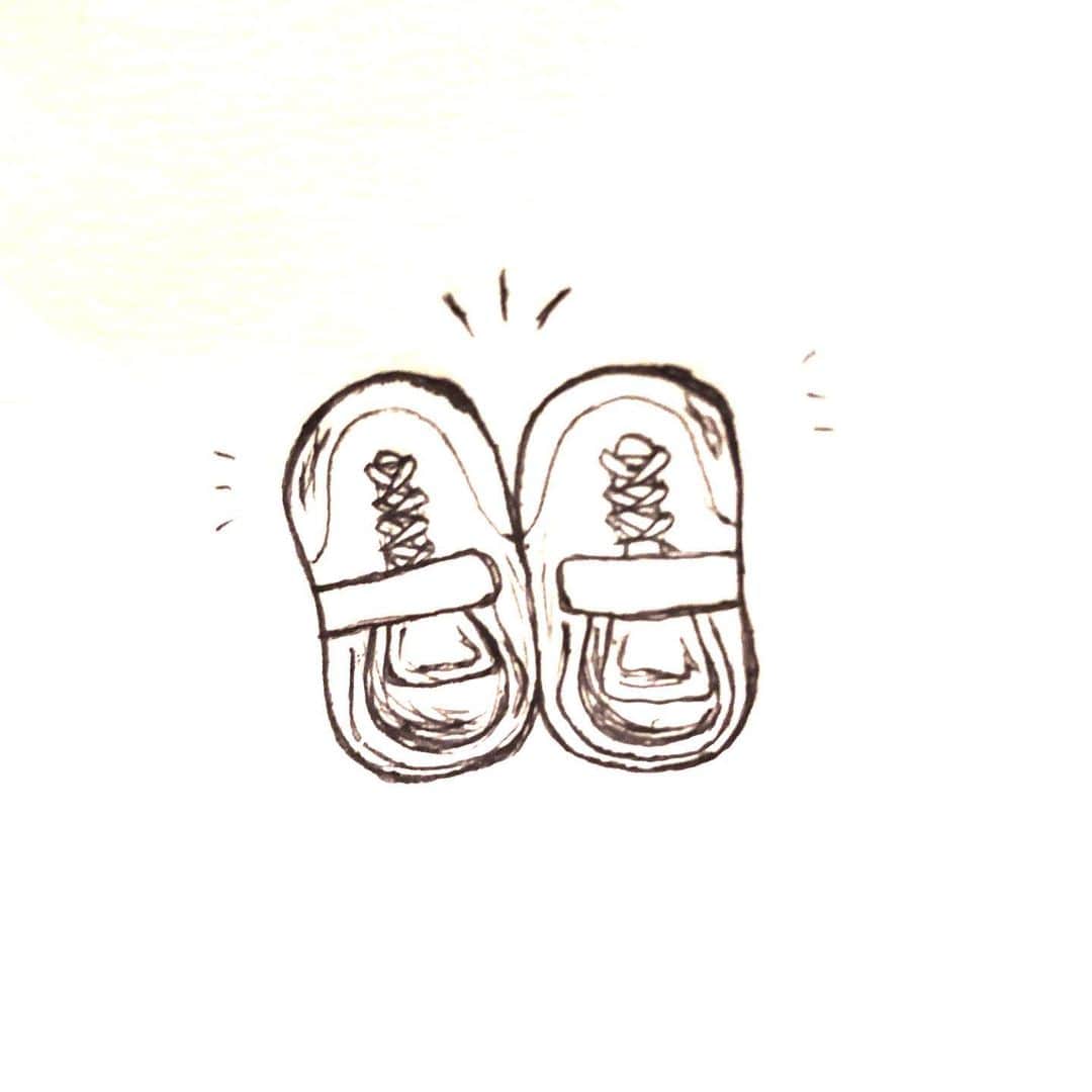 佐藤飛鳥さんのインスタグラム写真 - (佐藤飛鳥Instagram)「これ絶対あるある💩 ちゃんと揃えて玄関に置いておいても、履くときになぜかサッと左右入れ替えて履かれる靴。 それならば左右逆にあらかじめ置いておけば💡と置いたときにはなぜかシレッとそのまま履きやがる😦 もうわざととしか思えないので、一応お知らせはするけど、それでも自分で直さないときは私も直すのやーめた😩笑 #本人曰く知ってるらしい#本人曰くわざとらしい#本人曰くこれがいいらしい#逆ブーム#彼の中のブームの一つなんだと思う#そのうちわかるだろう#だからよく転ぶんだと思うんだけど#一応アナウンスは欠かさずに#パパは毎朝直すことを諦めてない#頑張れパパ#わたしは諦めたよ#そっと見守る#気が向けばちゃんとやるから#4歳#4歳男子#年中さん#あまのじゃく#3児ママ#3児育児#育児あるある#育児絵日記#絵日記#イラスト#育児イラスト#育児イラスト_ママリ#育児イラスト_コノビー」6月13日 16時29分 - s_asuka1278