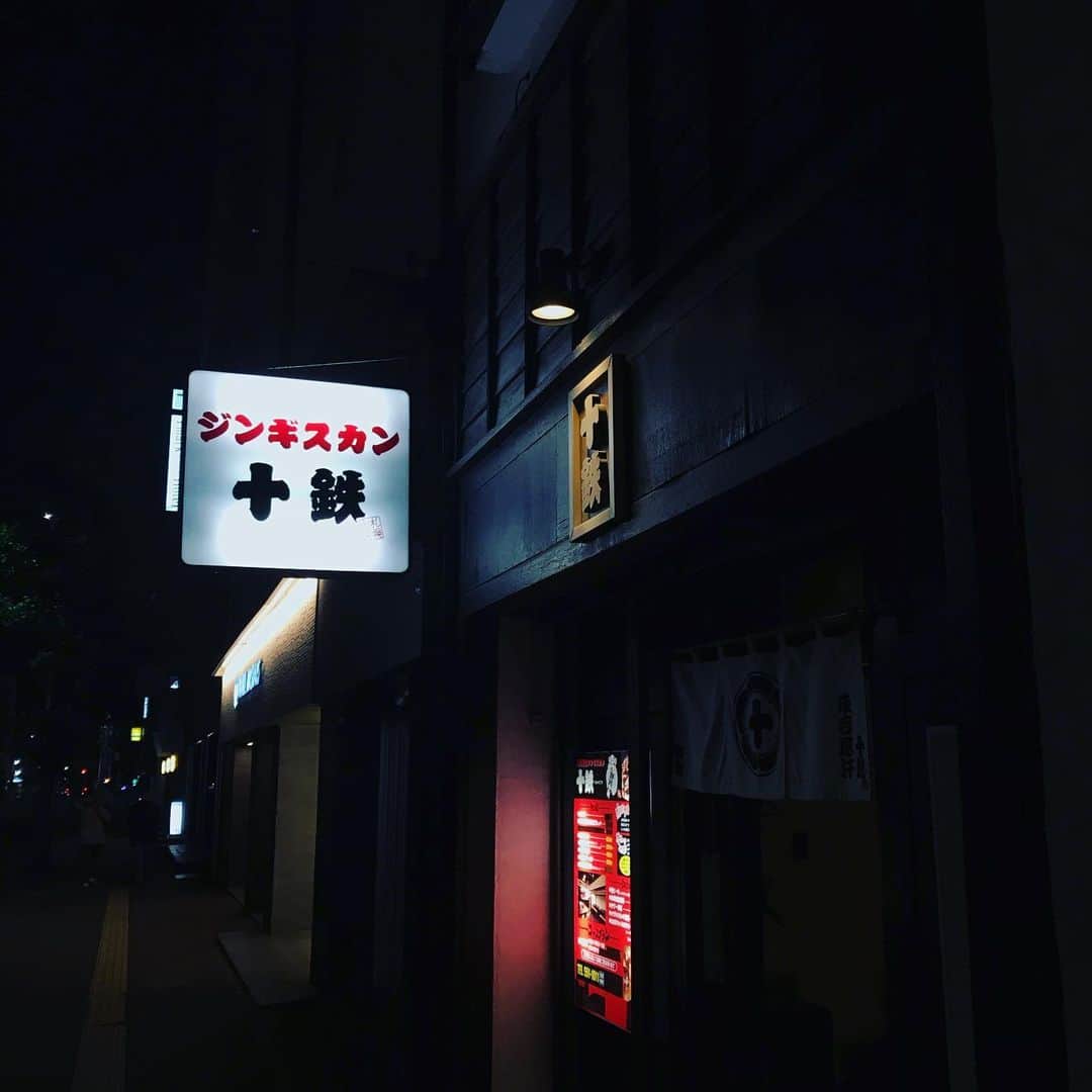 佐野史郎のインスタグラム：「小泉八雲 朗読のしらべ 札幌公演 「転生」「松江叙景」、二作品連夜のステージ 打ち上げは、やはりジンギスカン‼︎ 相方のギター、山本恭司御大も大満足じゃ🎶 お隣は、西山…もとい、西川"ギター周り萬承ります"徹ダジャレ大王‼︎」