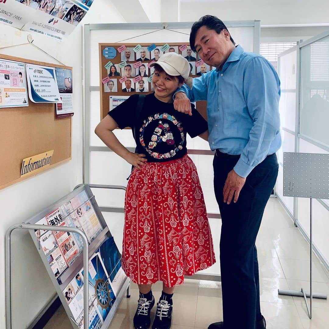 小出真保さんのインスタグラム写真 - (小出真保Instagram)「🌞😊🌞 英会話日和。ネス英会話 水道橋校。 本日は 電話でのやりとりや 質問コーナーでした🗣💬🗣💬。 英会話もお笑いもなんでも practice、practice、practice、、、。だな。 I think It is worthwhile to practice.  コーデは #藤子不二雄A #Tシャツ (展覧会で買った) 刺繍スカート #CHILDWOMAN #🧢 #casselini  #👟 #reebok  #NES英会話  #ネス外国語会話  #ネス英会話  #ネスグローバル #水道橋校  #comicartist」6月13日 16時30分 - mahokoide