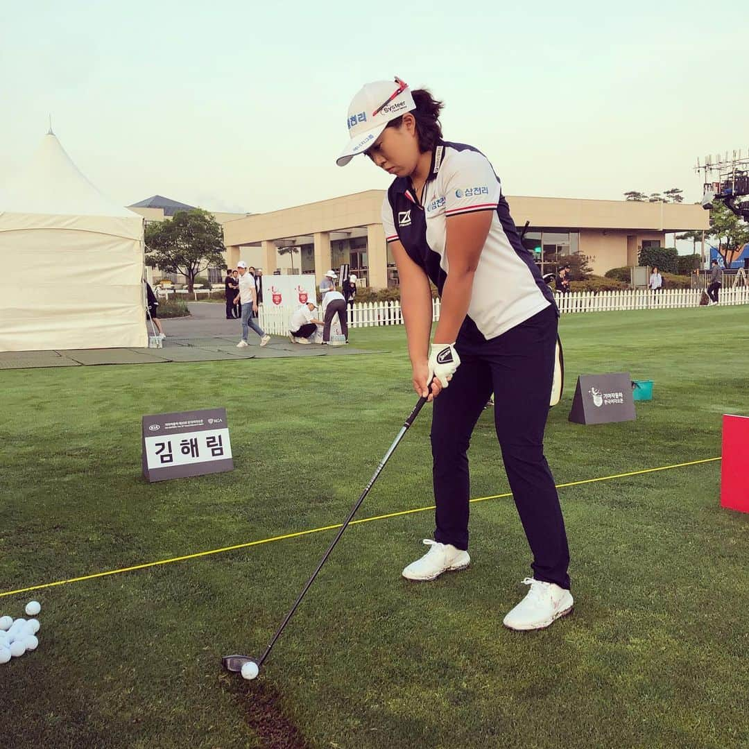 キム・ヘリムのインスタグラム：「#기아자동차한국여자오픈  #1라운드끝  #nike #nikegolf  #klpga에너지스파이크  #nikefloraledition #로쉐g투어  2라운드부터 파이널까지 꽃길로 가게해주세요」