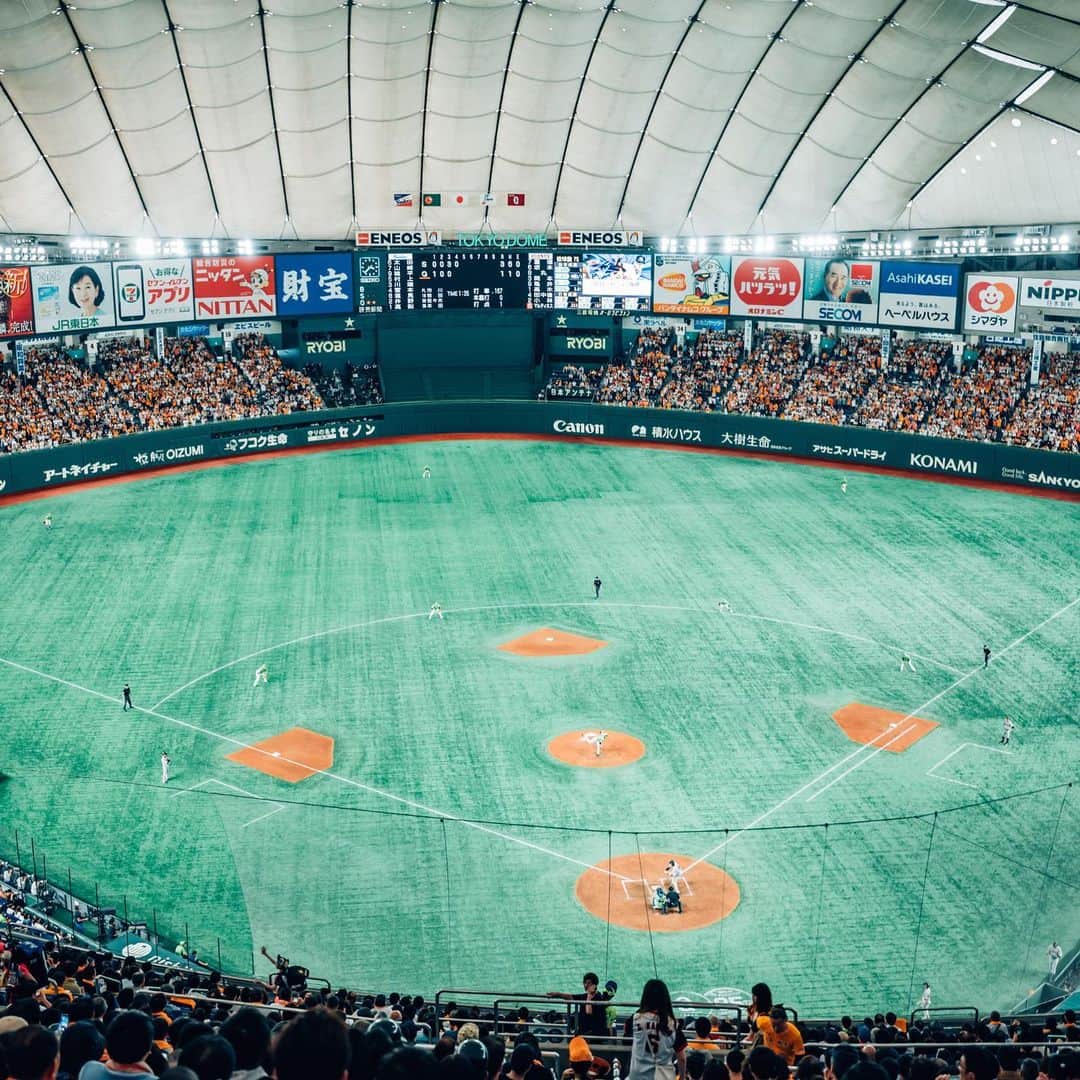 ほぼ日刊イトイ新聞さんのインスタグラム写真 - (ほぼ日刊イトイ新聞Instagram)「野球で遊ぼう。2019！ /  #ほぼ日 恒例の野球観戦イベント、 今年は8月９日 #野球の日 の  #読売ジャイアンツ 対 #ヤクルトスワローズ の 試合で開催します。 #斉吉 さんプロデュースのおいしいお弁当 #ながしまひろみ さんイラストの特製Ｔシャツ @hobonichi_nepal ですてきな写真を 見せてくれている #幡野広志 さんが撮った #東京ドーム や #ジャイアンツ の選手などの 写真がたっぷりはいった 特製プログラムもありますし、 試合終了後、みんなでグラウンドにおりるのも楽しい！ チケットは明日６月14日（金）発売です。 @hobonichi1101 のプロフィールリンクから 詳細をご確認くださいね。 https://www.1101.com/baseball2019/index.html We all play at “Play Ball!” Let’s enjoy watching and cheering baseball together! Having a event at #TokyoGiants vs #yakultswallows game on August 9th. Photo #HiroshiHatano at #TokyoDome #巨人 #ジャイアンツ  #ヤクルト #スワローズ #ジャビット #ほぼ日刊イトイ新聞 #野球で遊ぼう」6月13日 16時44分 - hobonichi1101