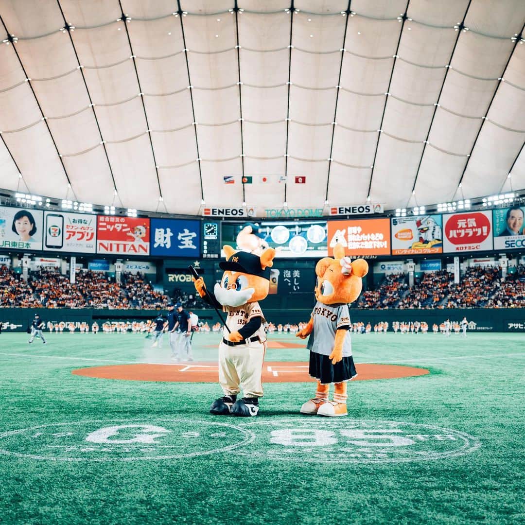 ほぼ日刊イトイ新聞さんのインスタグラム写真 - (ほぼ日刊イトイ新聞Instagram)「野球で遊ぼう。2019！ /  #ほぼ日 恒例の野球観戦イベント、 今年は8月９日 #野球の日 の  #読売ジャイアンツ 対 #ヤクルトスワローズ の 試合で開催します。 #斉吉 さんプロデュースのおいしいお弁当 #ながしまひろみ さんイラストの特製Ｔシャツ @hobonichi_nepal ですてきな写真を 見せてくれている #幡野広志 さんが撮った #東京ドーム や #ジャイアンツ の選手などの 写真がたっぷりはいった 特製プログラムもありますし、 試合終了後、みんなでグラウンドにおりるのも楽しい！ チケットは明日６月14日（金）発売です。 @hobonichi1101 のプロフィールリンクから 詳細をご確認くださいね。 https://www.1101.com/baseball2019/index.html We all play at “Play Ball!” Let’s enjoy watching and cheering baseball together! Having a event at #TokyoGiants vs #yakultswallows game on August 9th. Photo #HiroshiHatano at #TokyoDome #巨人 #ジャイアンツ  #ヤクルト #スワローズ #ジャビット #ほぼ日刊イトイ新聞 #野球で遊ぼう」6月13日 16時44分 - hobonichi1101