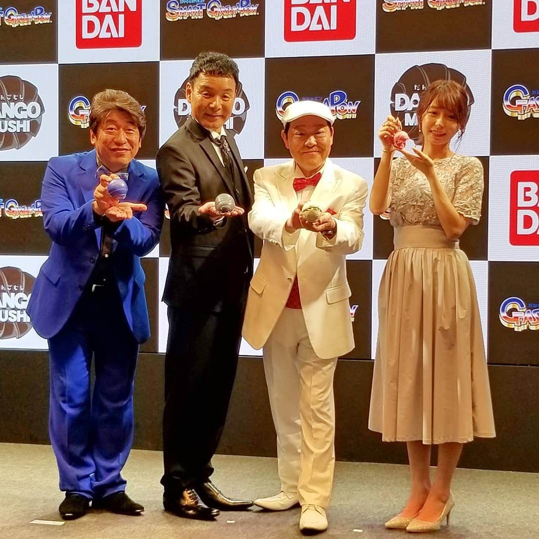 ダチョウ倶楽部さんのインスタグラム写真 - (ダチョウ倶楽部Instagram)「今日は、東京ビッグサイトで開催中の 東京おもちゃショー。バンダイブース「ガシャポン(だんごむし)シリーズ」新商品発表会＆電子マネー対応新型自販機トークショーに出演させて頂きました！  この「だんごむし」は、100万匹突破記念のイベントでもありました。  電子マネーでも出来る、ガシャポン！皆様、是非ともやってみてください。  よろしくお願いします。  #ダチョウ倶楽部 #肥後克広 #上島竜兵 #寺門ジモン #バンダイブース #ガシャポン #だんごむし #宇垣美里 さん」6月13日 16時44分 - dachoclub_official