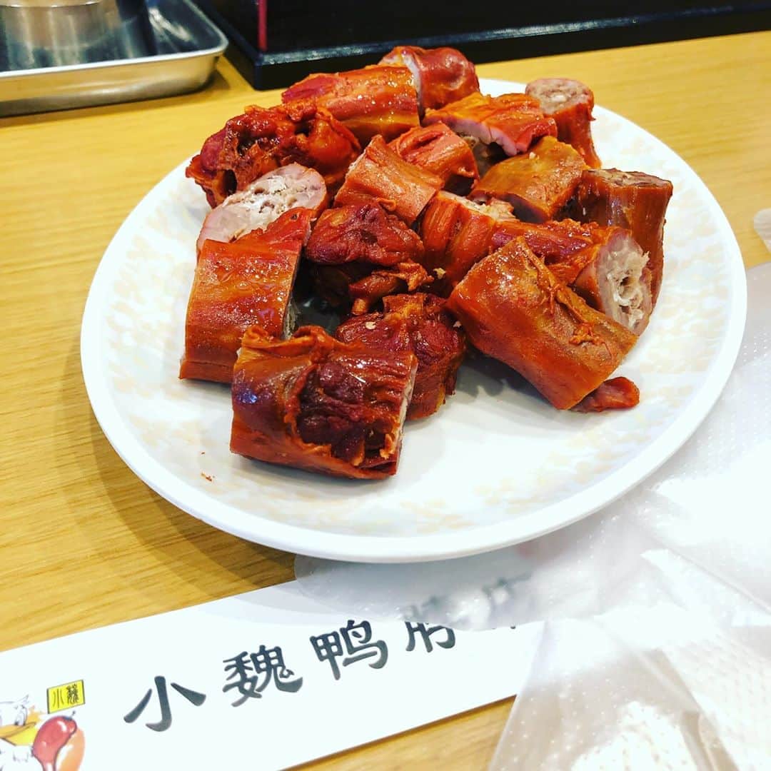 久保ミツロウのインスタグラム：「小魏鴨脖店2号店。偶然通りがかったので入ったけど美味しかったー！大久保に1号店があるっぽい。西池袋にある日本語少ない系中華、けっこうどこもお一人様の女性が多く入りやすい。定番の涼皮美味い、今日のアヒルはネック、北京でも食べた台湾のなんとか餅、麺の具材はラム肉、センマイ、イカ団子追加で。24時間営業なので夜飲みでも行ってみたい〜。飲みに行く暇は無いけれど。 帰りがけ中華食材店で色々買う。家すぐ帰って仕事〜。」