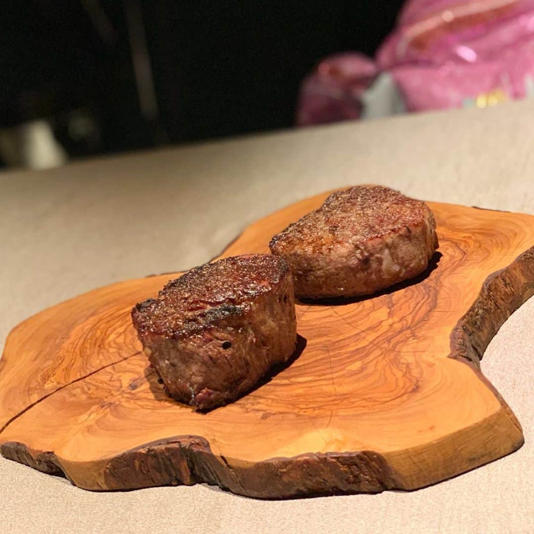 吉田美紀さんのインスタグラム写真 - (吉田美紀Instagram)「・ お肉大好きな娘のお誕生日ディナー🍽 ・ 週末に伺ったGINZA KOKO炉 ・ 好みのお肉やグラム数も自由に選べて 娘は追加でオーダーしたくらい！！ ・  最後には〆のサンドイッチまで🥪 ・ よく食べるようになったものです⁎⁺˳✧༚ ・ 広々とした個室も快適でした♡ また特別な機会に伺いたいな。 ・ #ginza #beef #steak #tokyorestaurant #tokyogourmet #ginzarestaurant #ginzakoko炉  #ステーキ #東京グルメ #東京レストラン」6月13日 16時52分 - miki__yoshida