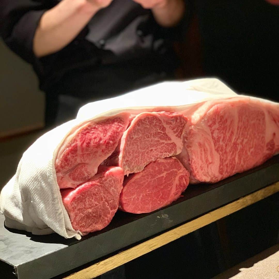 吉田美紀さんのインスタグラム写真 - (吉田美紀Instagram)「・ お肉大好きな娘のお誕生日ディナー🍽 ・ 週末に伺ったGINZA KOKO炉 ・ 好みのお肉やグラム数も自由に選べて 娘は追加でオーダーしたくらい！！ ・  最後には〆のサンドイッチまで🥪 ・ よく食べるようになったものです⁎⁺˳✧༚ ・ 広々とした個室も快適でした♡ また特別な機会に伺いたいな。 ・ #ginza #beef #steak #tokyorestaurant #tokyogourmet #ginzarestaurant #ginzakoko炉  #ステーキ #東京グルメ #東京レストラン」6月13日 16時52分 - miki__yoshida