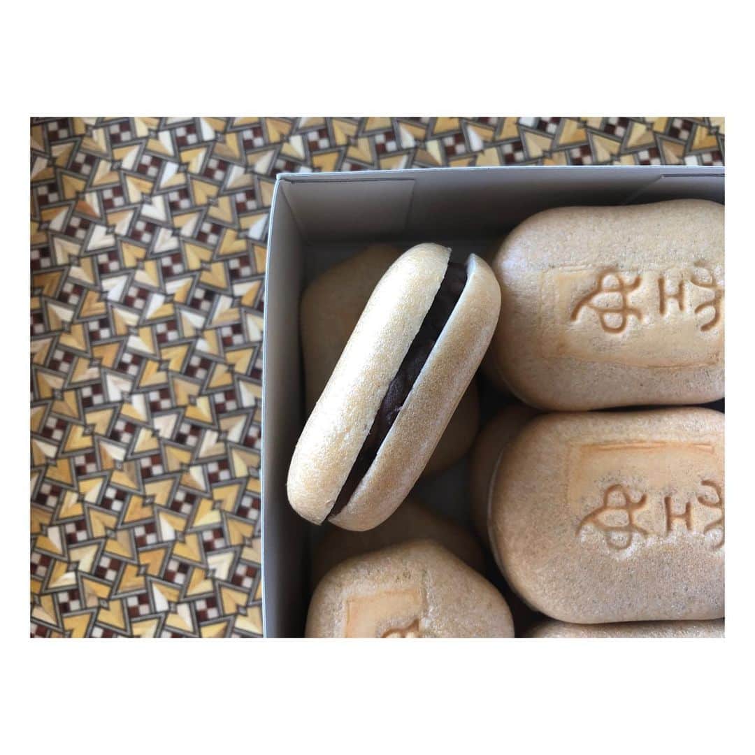 高垣麗子さんのインスタグラム写真 - (高垣麗子Instagram)「・ 久しぶりに 空也のもなか。 小豆とざらめを 合わせて炊いた餡子が たまらない◯ ・ ・ #和菓子 #もなか #空也」6月13日 16時54分 - reikotakagaki