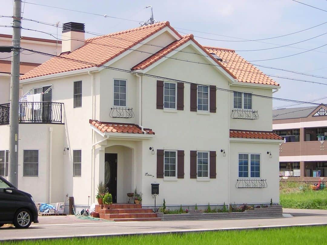 岡谷ホームズ株式会社さんのインスタグラム写真 - (岡谷ホームズ株式会社Instagram)「赤い屋根が可愛いお家 ・ ・ ・ テラコッタ色の屋根と白い壁のコントラストが美しい外観✨ ・ ・ ・ ・ プロフィール「@okayahomes」より、ウェブサイト www.okaya-homes.co.jp へのリンクができます。 施工事例やオーナー様からいただいた貴重なお言葉、スタッフブログも掲載しています！ぜひご覧ください😊 エアコンではない新しい選択「光冷暖」のご体感は、モデルハウスへどうぞ！ ・ ・ ・ #岡谷ホームズ #okayahomes #家族が健康で快適に暮らせる家🍀 #施工事例 #四季を通して清々しく #輸入住宅 #注文住宅 #八事ハウジング #名古屋 #愛知県 #三重県 #岐阜 #新築 #home #myhome #design #interior #家 #家づくり #暮らしを楽しむ #丁寧な暮らし #こだわりの家 #プロヴァンス #外観」6月13日 17時04分 - okayahomes