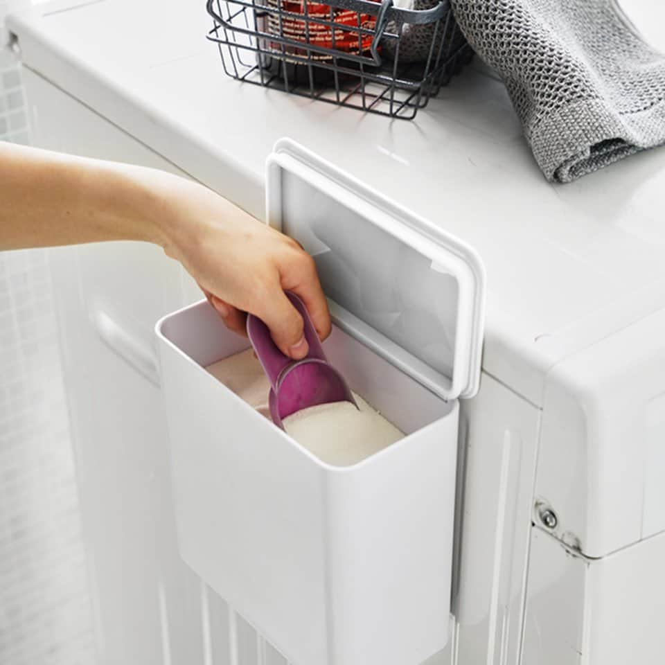 yamazaki_japanさんのインスタグラム写真 - (yamazaki_japanInstagram)「洗濯機に直接マグネットで洗濯洗剤を収納できる「マグネット洗濯洗剤ボールストッカー タワー」のご紹介です。 . 洗濯に使う洗剤は動線がいいすぐに使える洗濯機のそばに収納するのがベスト。 このストッカーは洗濯洗剤ボールや粉洗剤を直接入れてマグネットで洗濯機に取り付けられる便利なストッカーです。 . フタの開閉は片手で簡単にでき、パッキンが付いているので匂も漏れません。 マグネットでの取り付けや、そのまま置いても使えるので場所を選ばずご家庭の様々な所で活躍します。 . 洗剤だけでなく洗濯ネットや洗濯バサミなどの収納やゴミ箱としても使用することもできます。 . ■SIZE：約W17×D9.5×H17cm　■耐荷重：約1.5kg　■容量：約1.8kg　内寸：約W16×D8×H15.5cm --------------------------------- 山崎実業のコラムサイト「Simple Life Lab.」も運営中◎ 暮らしのアイデアや、漫画ヤマクマちゃんなど様々なコンテンツが掲載されています。 是非ご覧ください。 https://www.yamajitsu.co.jp/lab/ --------------------------------- #home#tower#洗濯洗剤収納#ランドリー収納#モノトーンインテリア#シェルボール収納#洗濯機横#簡易ゴミ箱#洗濯#洗剤収納#マグネット収納#収納術#暮らし#丁寧な暮らし#シンプルライフ#おうち#シンプル#モダン#便利#おしゃれ #雑貨 #yamazaki #山崎実業」6月13日 17時03分 - yamazaki.home.channel