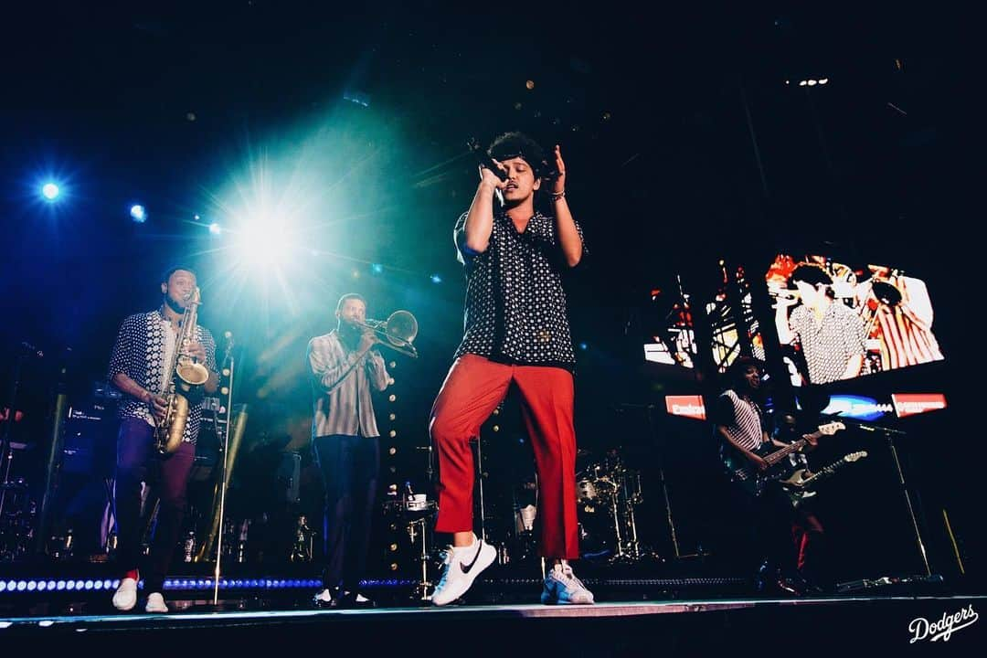 Los Angeles Dodgersさんのインスタグラム写真 - (Los Angeles DodgersInstagram)「‪24K Magic in the air. ‬  @brunomars crushed this one out of the park. #LADFGala ‬」6月13日 16時57分 - dodgers