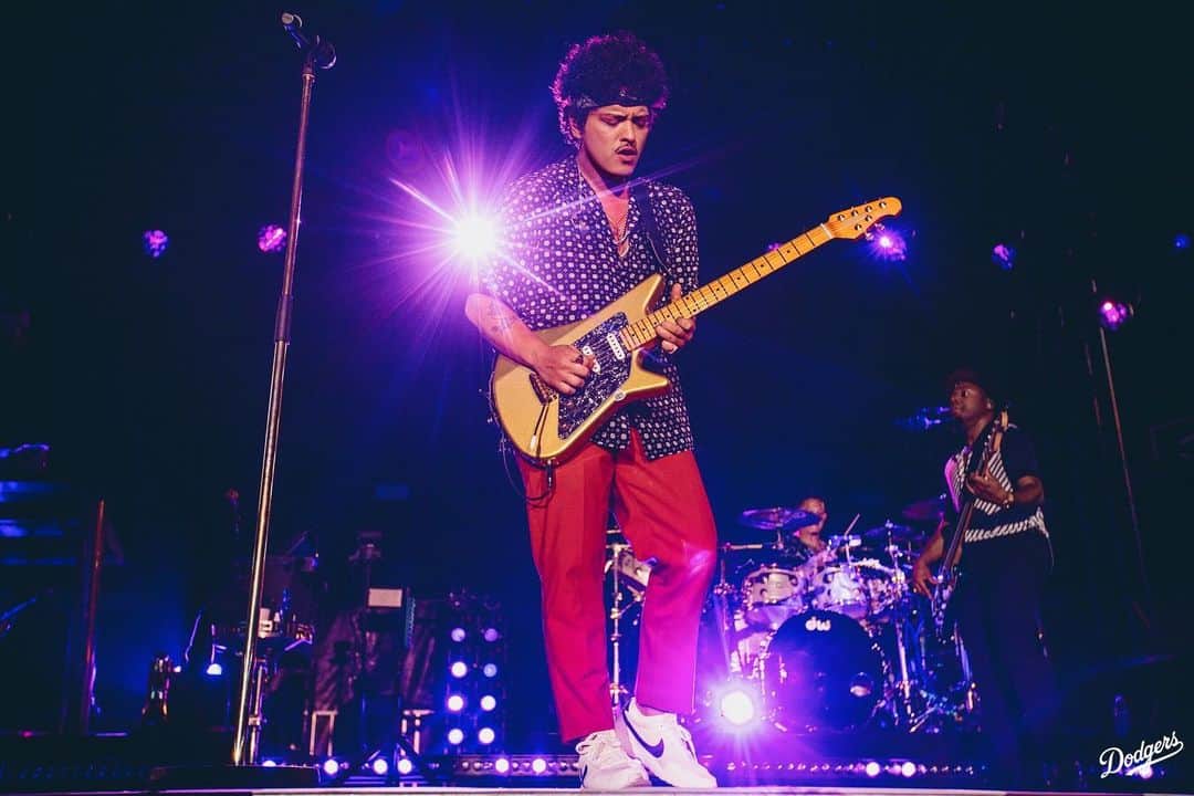 Los Angeles Dodgersさんのインスタグラム写真 - (Los Angeles DodgersInstagram)「‪24K Magic in the air. ‬  @brunomars crushed this one out of the park. #LADFGala ‬」6月13日 16時57分 - dodgers