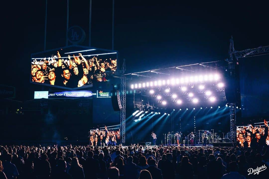 Los Angeles Dodgersさんのインスタグラム写真 - (Los Angeles DodgersInstagram)「‪24K Magic in the air. ‬  @brunomars crushed this one out of the park. #LADFGala ‬」6月13日 16時57分 - dodgers