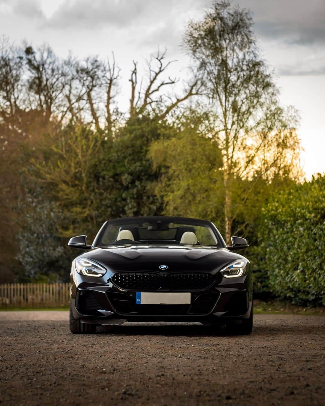 BMWのインスタグラム：「Feel the living nature around you. The BMW Z4. #BMWrepost @guy_in_the_bmw #BMW #Z4 #freedom #nature #newhorizons #MPower #DrivingPerformance #performance #sunset __ BMW Z4 M40i: Fuel consumption in l/100 km (combined): 7.4 - 7.1. CO2 emissions in g/km (combined): 168 - 162. The values of fuel consumptions, CO2 emissions and energy consumptions shown were determined according to the European Regulation (EC) 715/2007 in the version applicable at the time of type approval. The figures refer to a vehicle with basic configuration in Germany and the range shown considers optional equipment and the different size of wheels and tires available on the selected model. The values of the vehicles are already based on the new WLTP regulation and are translated back into NEDC-equivalent values in order to ensure the comparison between the vehicles. [With respect to these vehicles, for vehicle related taxes or other duties based (at least inter alia) on CO2-emissions the CO2 values may differ to the values stated here.] The CO2 efficiency specifications are determined according to Directive 1999/94/EC and the European Regulation in its current version applicable. The values shown are based on the fuel consumption, CO2 values and energy consumptions according to the NEDC cycle for the classification. For further information about the official fuel consumption and the specific CO2 emission of new passenger cars can be taken out of the „handbook of fuel consumption, the CO2 emission and power consumption of new passenger cars“, which is available at all selling points and at https://www.dat.de/angebote/verlagsprodukte/leitfaden-kraftstoffverbrauch.html.」