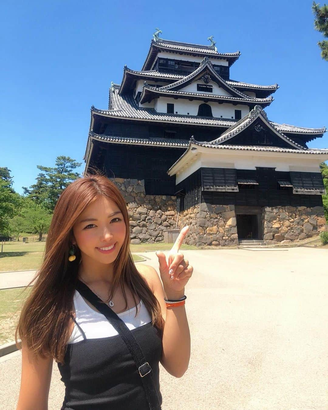 あおい夏海さんのインスタグラム写真 - (あおい夏海Instagram)「島根県初上陸！！ 島根の皆さんこんにちは😆❤️ 明日某方と某番組収録のため、前乗りして、島根観光してます💕 . 「松江城」と「出雲そば」「堀川めぐり」制覇！！ . 天皇陛下も来たという、八雲庵 で出雲そば食べたよ✨ 美味しかった💕 国宝の松江城も登って、堀尾吉晴さんにも会ってきたよ✨ 島根はのどかでめっちゃ癒されてまーーす✨✨ 島根観光他におすすめありましたら教えてね✨ . #島根 #しまね #出雲 #出雲そば #堀川めぐり #松江城 #ゴルフ女子 #八雲庵 #城めぐり #城 #国宝 #あおい夏海 #中国旅行 #中国地方 #旅女子 #旅行 #旅行好き #旅行好きな人と繋がりたい #国内旅行 #国内観光 #観光大使」6月13日 17時00分 - natsumi.aoi