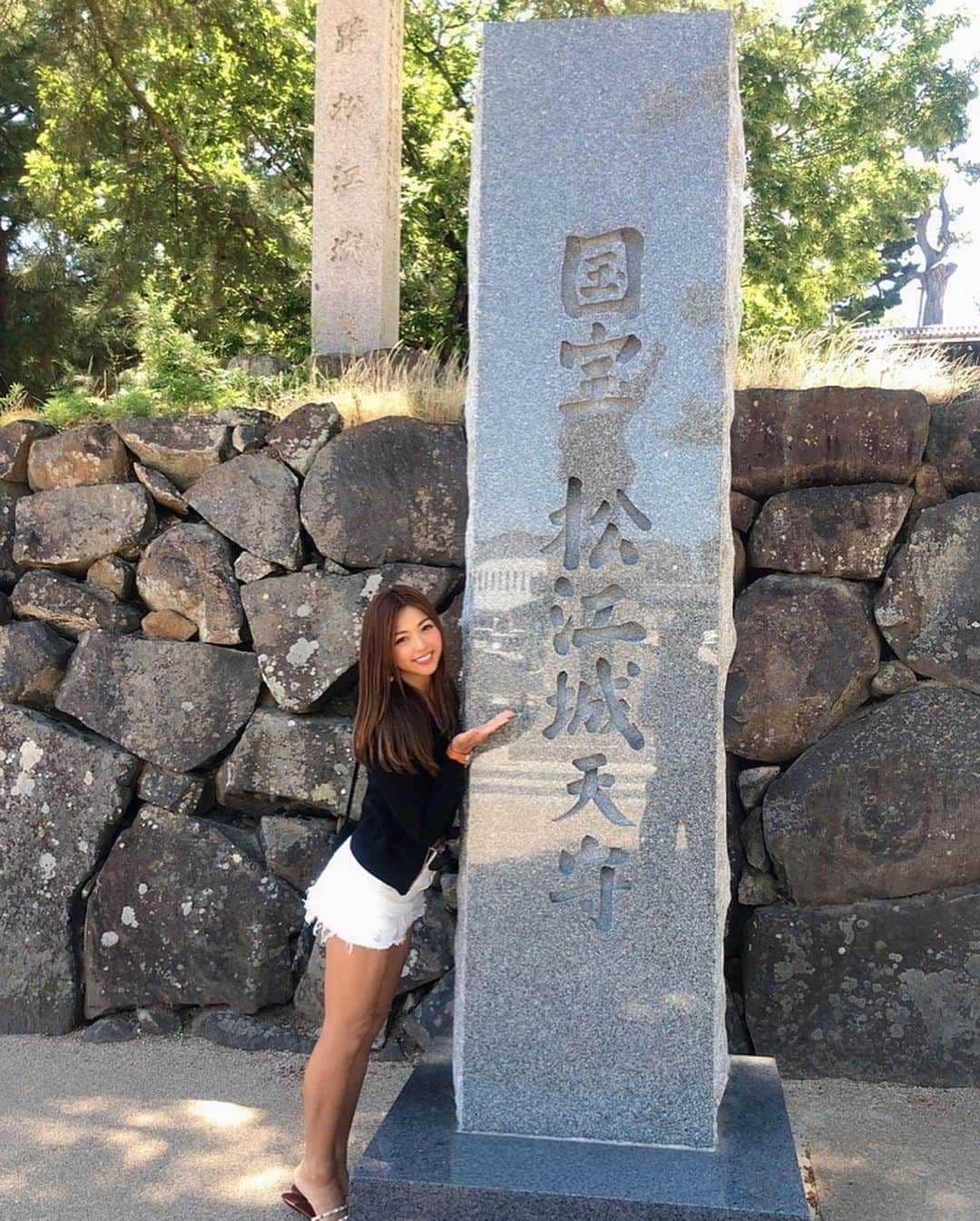 あおい夏海さんのインスタグラム写真 - (あおい夏海Instagram)「島根県初上陸！！ 島根の皆さんこんにちは😆❤️ 明日某方と某番組収録のため、前乗りして、島根観光してます💕 . 「松江城」と「出雲そば」「堀川めぐり」制覇！！ . 天皇陛下も来たという、八雲庵 で出雲そば食べたよ✨ 美味しかった💕 国宝の松江城も登って、堀尾吉晴さんにも会ってきたよ✨ 島根はのどかでめっちゃ癒されてまーーす✨✨ 島根観光他におすすめありましたら教えてね✨ . #島根 #しまね #出雲 #出雲そば #堀川めぐり #松江城 #ゴルフ女子 #八雲庵 #城めぐり #城 #国宝 #あおい夏海 #中国旅行 #中国地方 #旅女子 #旅行 #旅行好き #旅行好きな人と繋がりたい #国内旅行 #国内観光 #観光大使」6月13日 17時00分 - natsumi.aoi