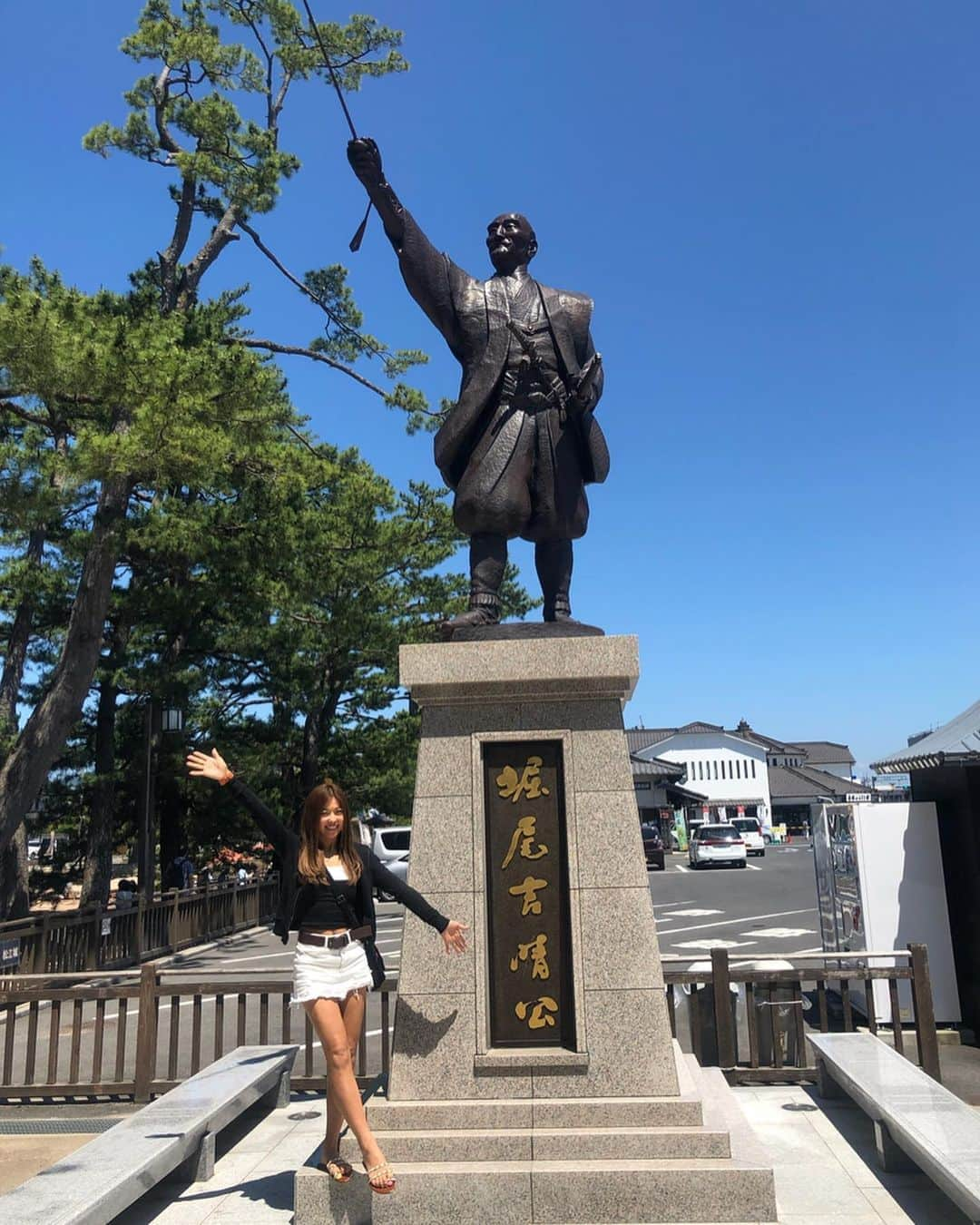 あおい夏海さんのインスタグラム写真 - (あおい夏海Instagram)「島根県初上陸！！ 島根の皆さんこんにちは😆❤️ 明日某方と某番組収録のため、前乗りして、島根観光してます💕 . 「松江城」と「出雲そば」「堀川めぐり」制覇！！ . 天皇陛下も来たという、八雲庵 で出雲そば食べたよ✨ 美味しかった💕 国宝の松江城も登って、堀尾吉晴さんにも会ってきたよ✨ 島根はのどかでめっちゃ癒されてまーーす✨✨ 島根観光他におすすめありましたら教えてね✨ . #島根 #しまね #出雲 #出雲そば #堀川めぐり #松江城 #ゴルフ女子 #八雲庵 #城めぐり #城 #国宝 #あおい夏海 #中国旅行 #中国地方 #旅女子 #旅行 #旅行好き #旅行好きな人と繋がりたい #国内旅行 #国内観光 #観光大使」6月13日 17時00分 - natsumi.aoi