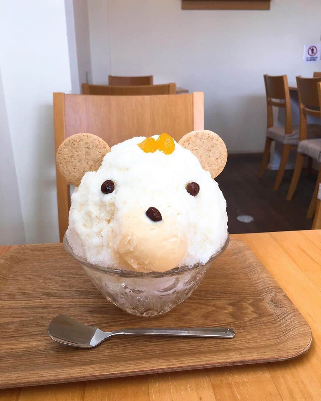 ナゴレコさんのインスタグラム写真 - (ナゴレコInstagram)「「いろはのしろくまちゃん」 リポスト🕴日本茶専門店で味わう、しろくまかき氷🍧🥄 今日のような暑い日には特に食べたくなりますね🌞🌴 . 中にはフルーツがたっぷり😎🍑🍈🍊 . 実際にオーダーしてみると、撮影している間にお鼻のバニラアイスが落ちないか心配になってしまいそう🙃💦笑 . @sweets_dog_nagoya さん、#ナゴレコ ありがとうございます🙆‍♂️🙆‍♂️ . Repost @sweets_dog_nagoya ・・・ . . しろくまちゃぁぁぁぁんんんっ！ お店：茶のいろは 場所：愛知県 瀬戸市 メニュー：いろはのしろくまちゃん900円 ． 1️⃣日本茶専門店のかき氷 2️⃣10席のこじんまりとしたカフェ 3️⃣朝からかき氷食べられます😊 4️⃣可愛い可愛い、しろくまちゃん！ 5️⃣7月15日までの販売ですー！ ． 念願の！ ．  念願の！ ． 念願の、茶のいろはのしろくまちゃん。 ． 去年食べたかったけど、もう終わっちゃってた、茶のいろはのしろくまちゃん。 かきごーらーのお師匠さまに、連れてってもらいました🥺いやっほーい！❤️ ． ． か、可愛い😍😍 ． 可愛い😍😍😍 ． 全方位可愛い、しろくまちゃん！ ． 中にフルーツ入ってて、バニラアイスと、昔ながらの練乳シロップ。 可愛くて食べられないと言いつつ、真っ先にお目目からパクリしちゃいました〜 モーニングもやっていて、おむすびと日本茶モーニング？。それも美味しそうでした。 私たちと同じように、朝からかき氷を食べてる人も何人かいたよー！ ． ． withごーらー師匠 @frappe_ice_love  色々とありがとう😊😊😊🥺 ． ．」6月13日 17時00分 - nagoya_food