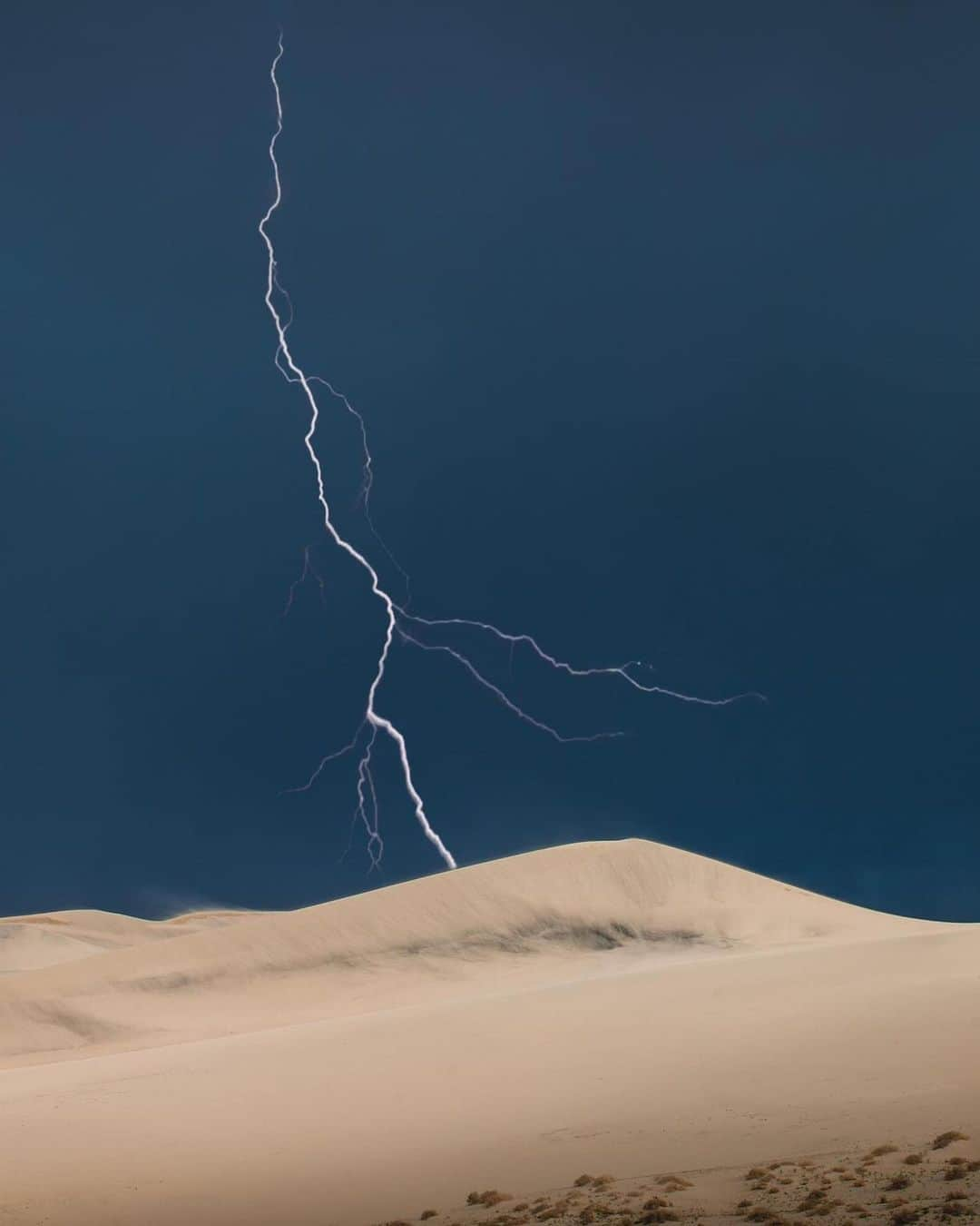 Canon Photographyさんのインスタグラム写真 - (Canon PhotographyInstagram)「My first visit to the desert and I was greeted with a thunderstorm not what I expected,  Photographer | @tomkahler Death Valley  5DMkiv + Canon 50mm F1.2 | F26| ISO 100 | 1.6” sec  #canon_photos  #desert #deathvalley」6月13日 17時01分 - cpcollectives